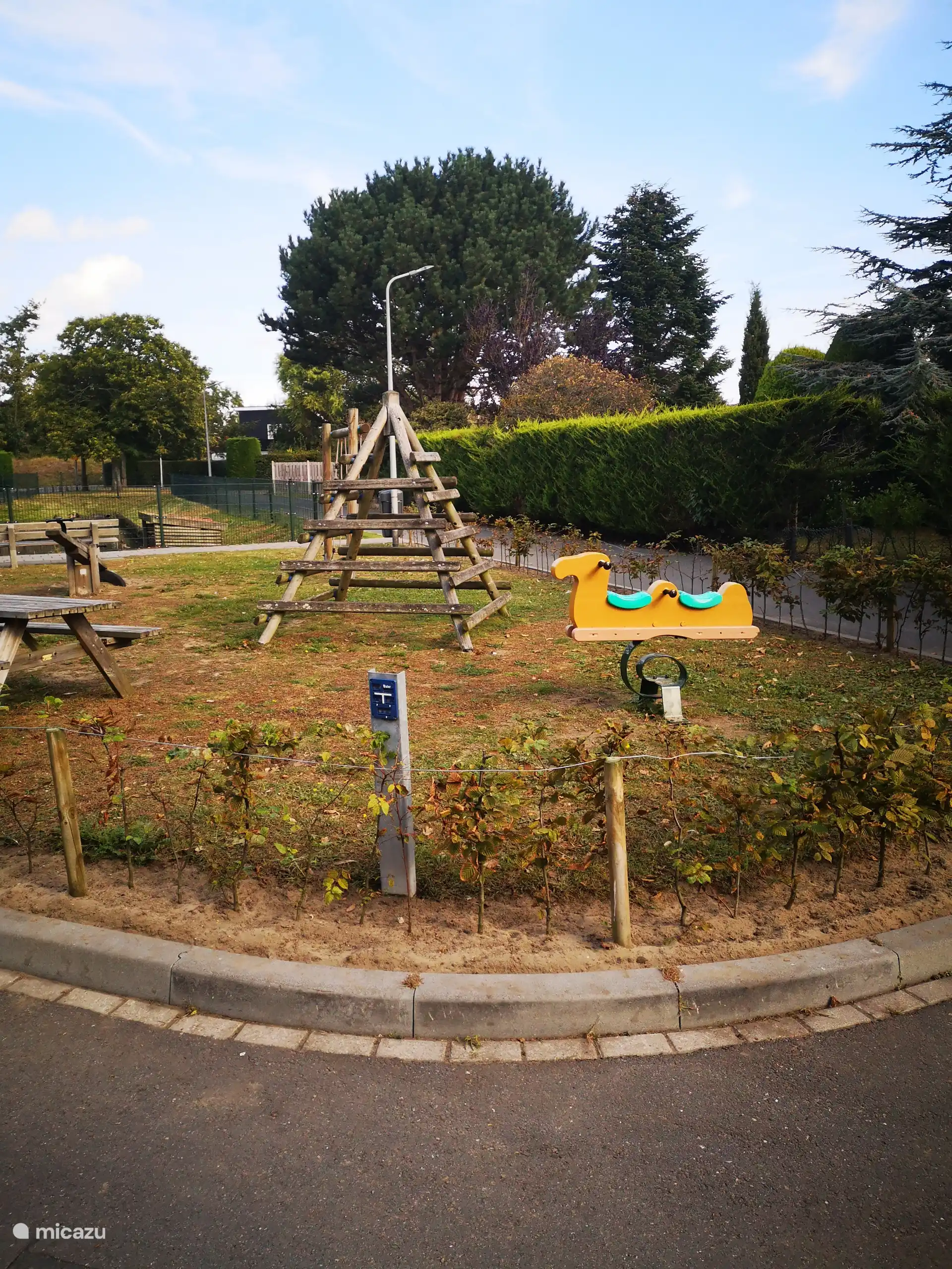 Kleiner Spielplatz in der Nähe des eingezäunten Ententeichs.