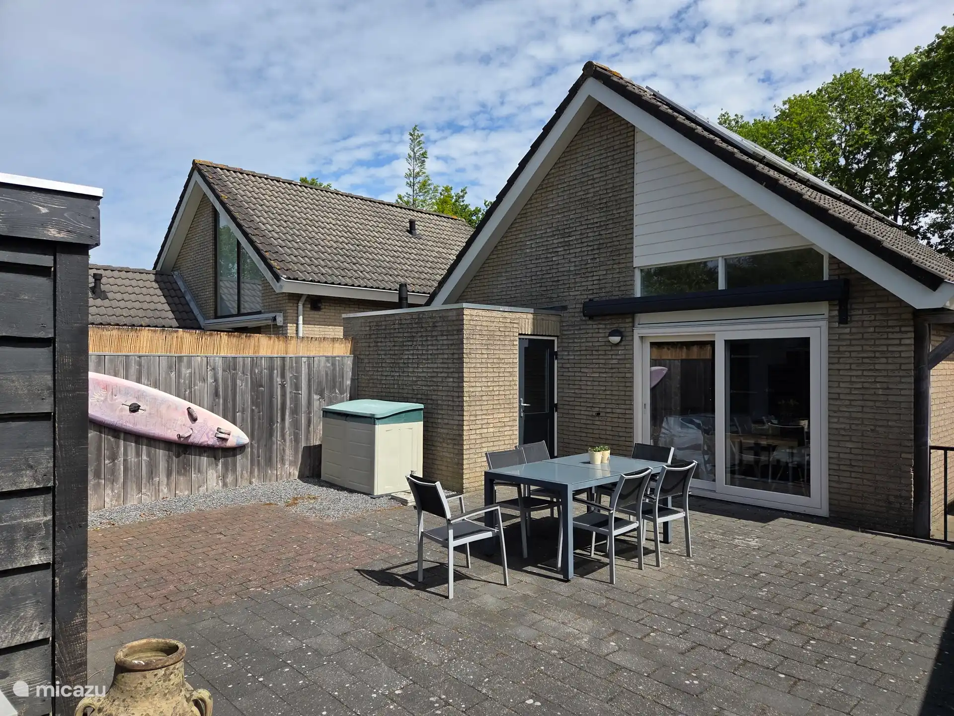 Terrasse mit Tisch und Stühlen und neuer Markis Ferienhaus De Schurveling