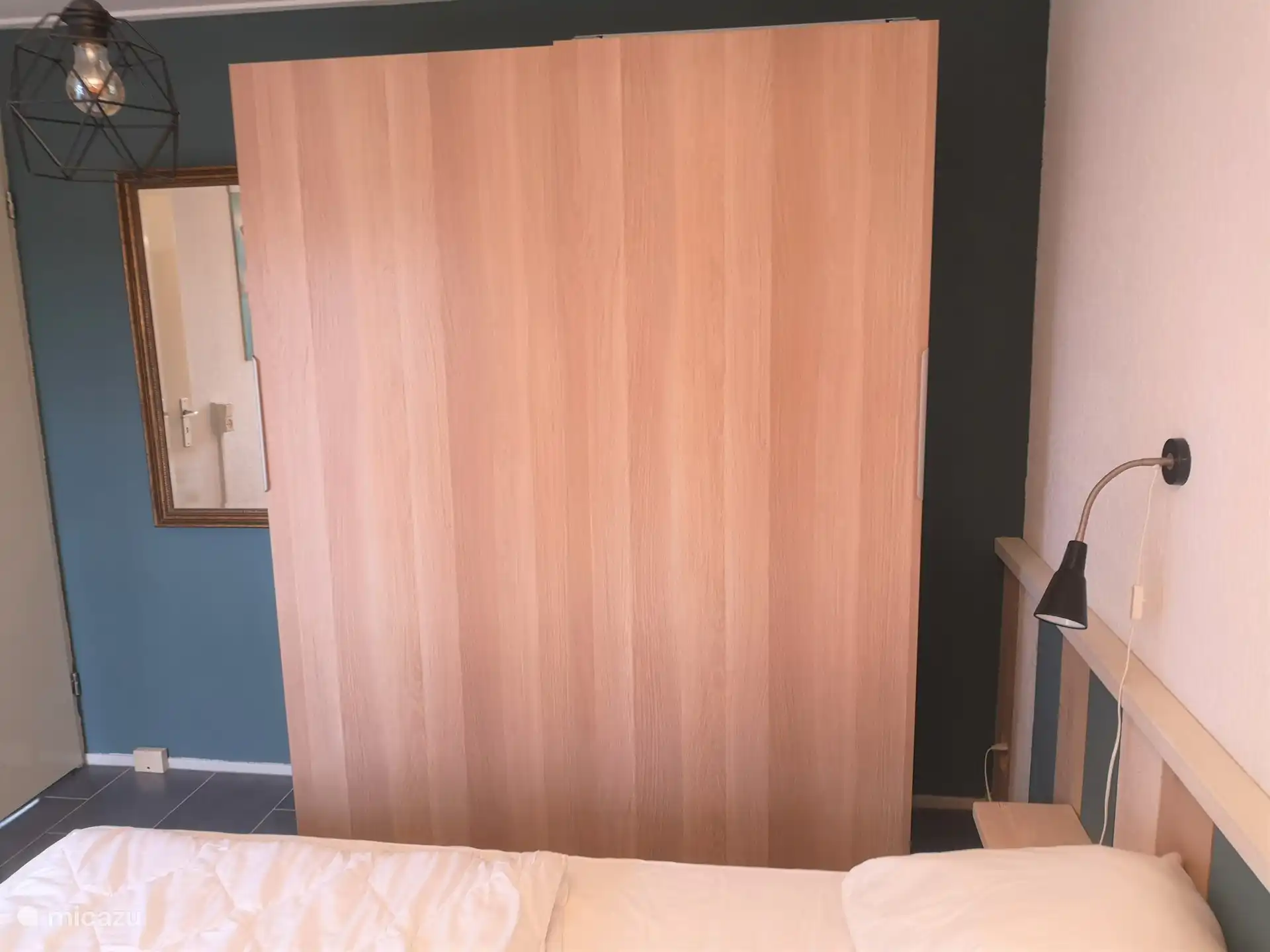 Großes Schlafzimmer mit Kleiderschrank, 2 Leselampen, Spiegel.