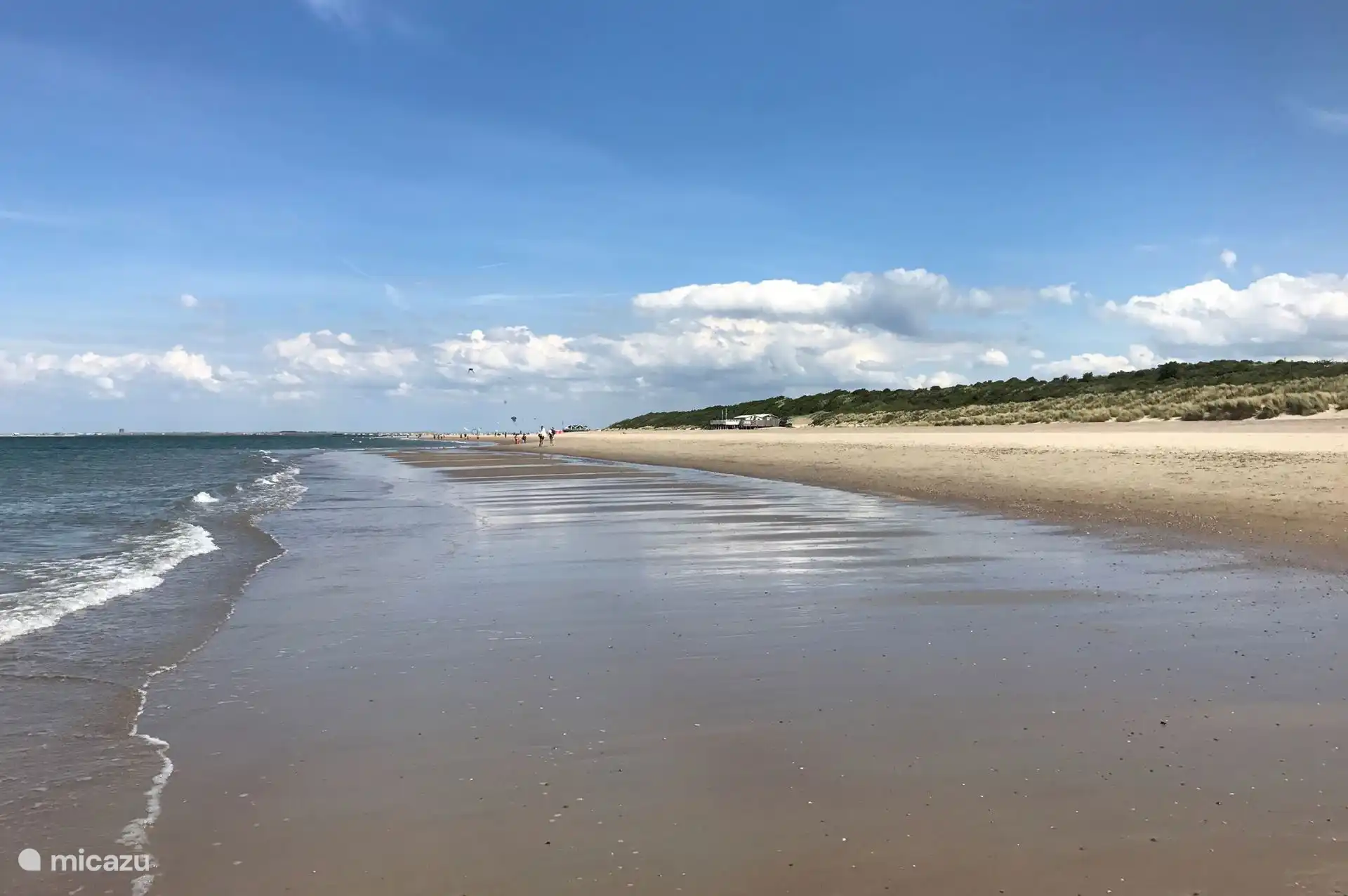 Strand mit steigendem Wasser, also steigt die Flut,