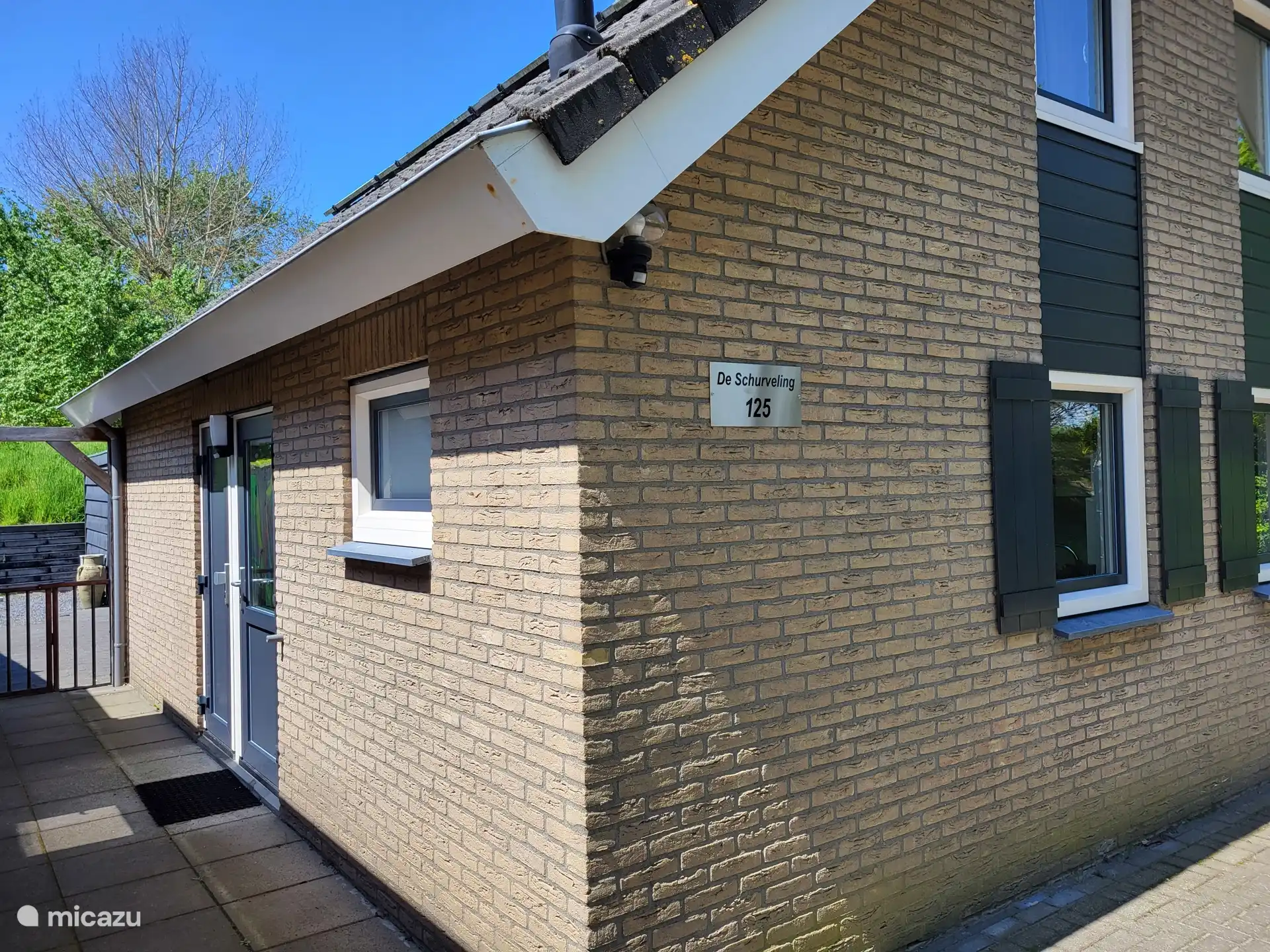 Eingang mit Tor zur Terrasse des Ferienhauses De Schurveling