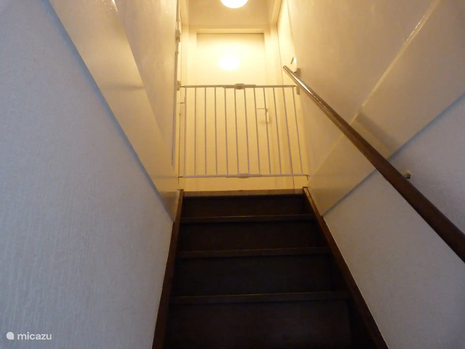 Die Treppe mit einem sicheren Treppentor oben