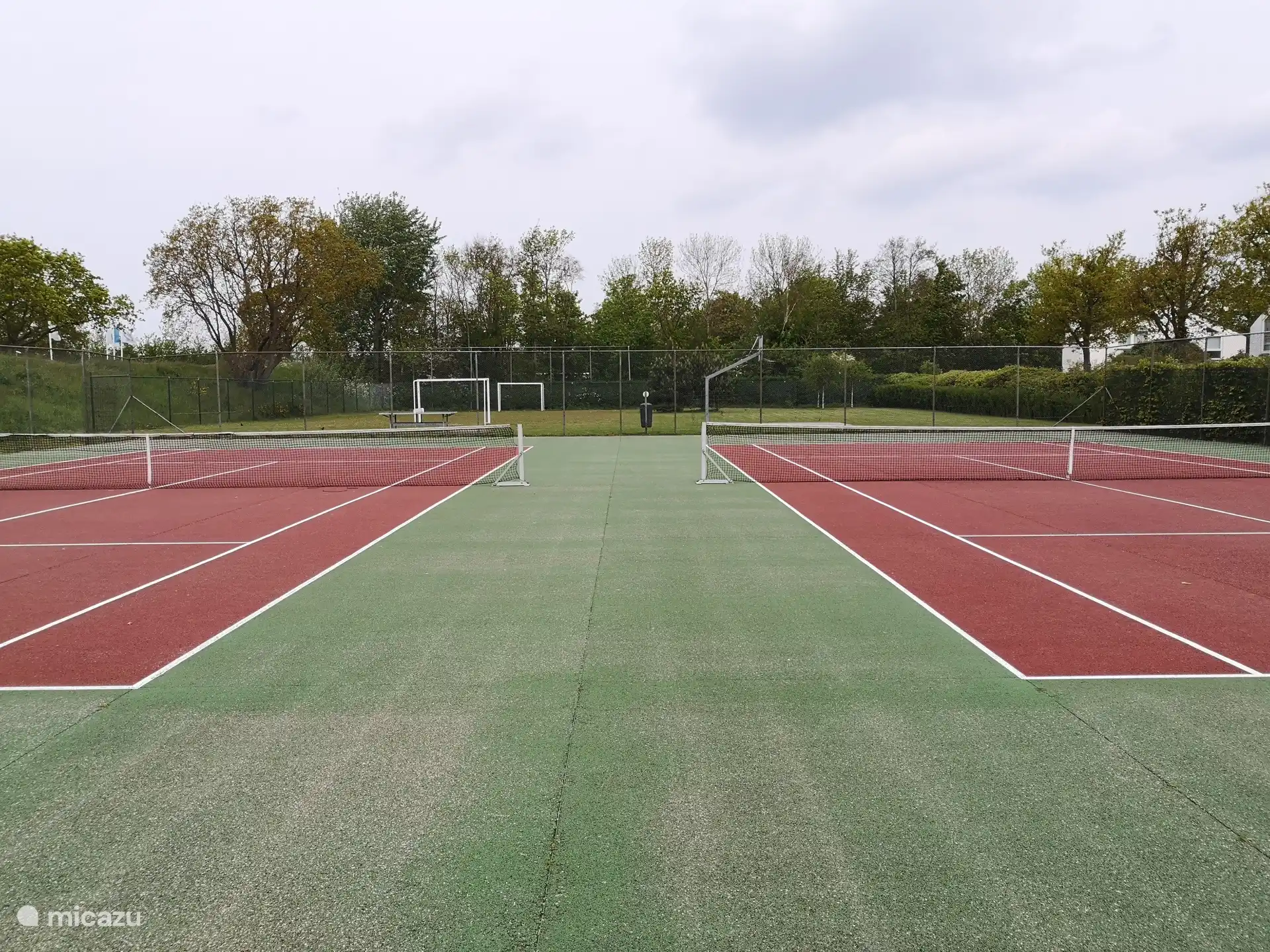 Im Park gibt es zwei Tennisplätze, die für Mieter kostenlos genutzt werden können.