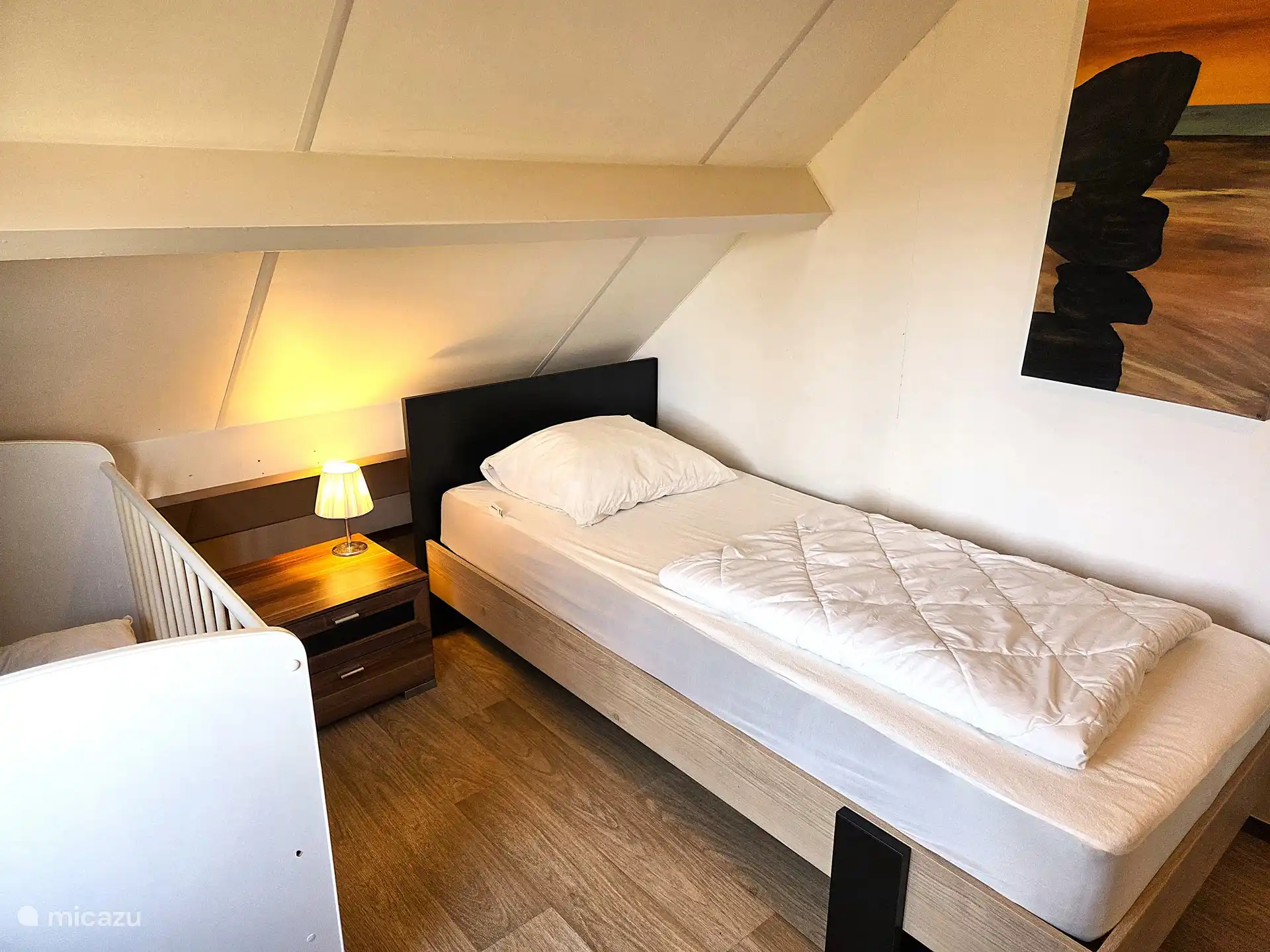 4. Schlafzimmer mit Einzelbett (90x200), Nachttisch mit Flicken und Schubladen.
Kinderbett (120x60) für die Kleinen.