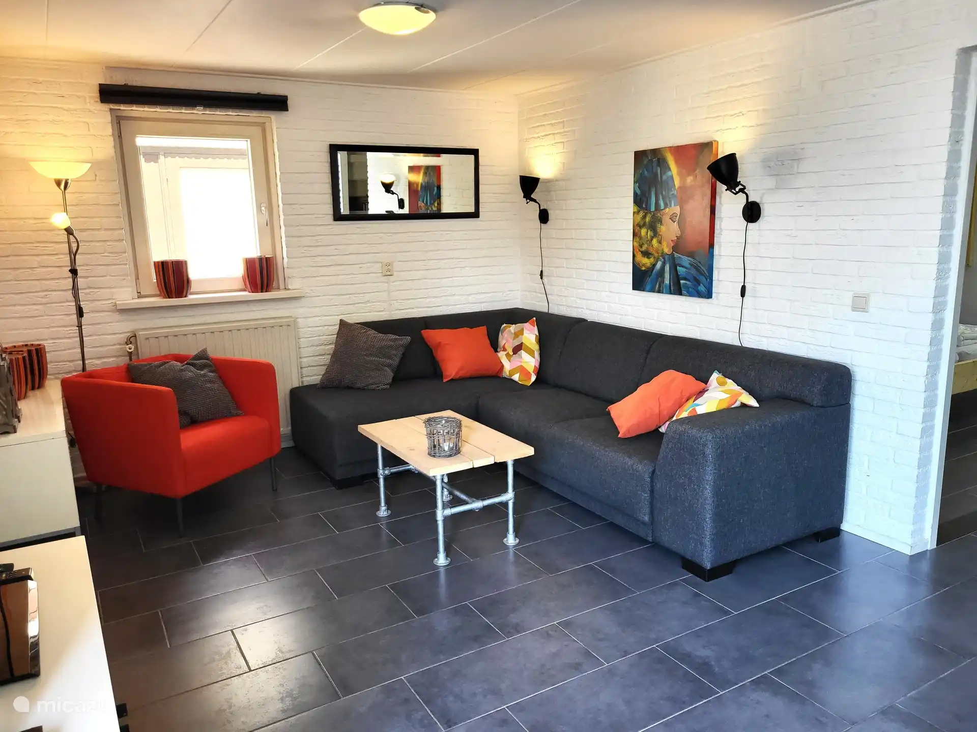 Wohnzimmer mit Sofa, Stuhl und Couchtisch.