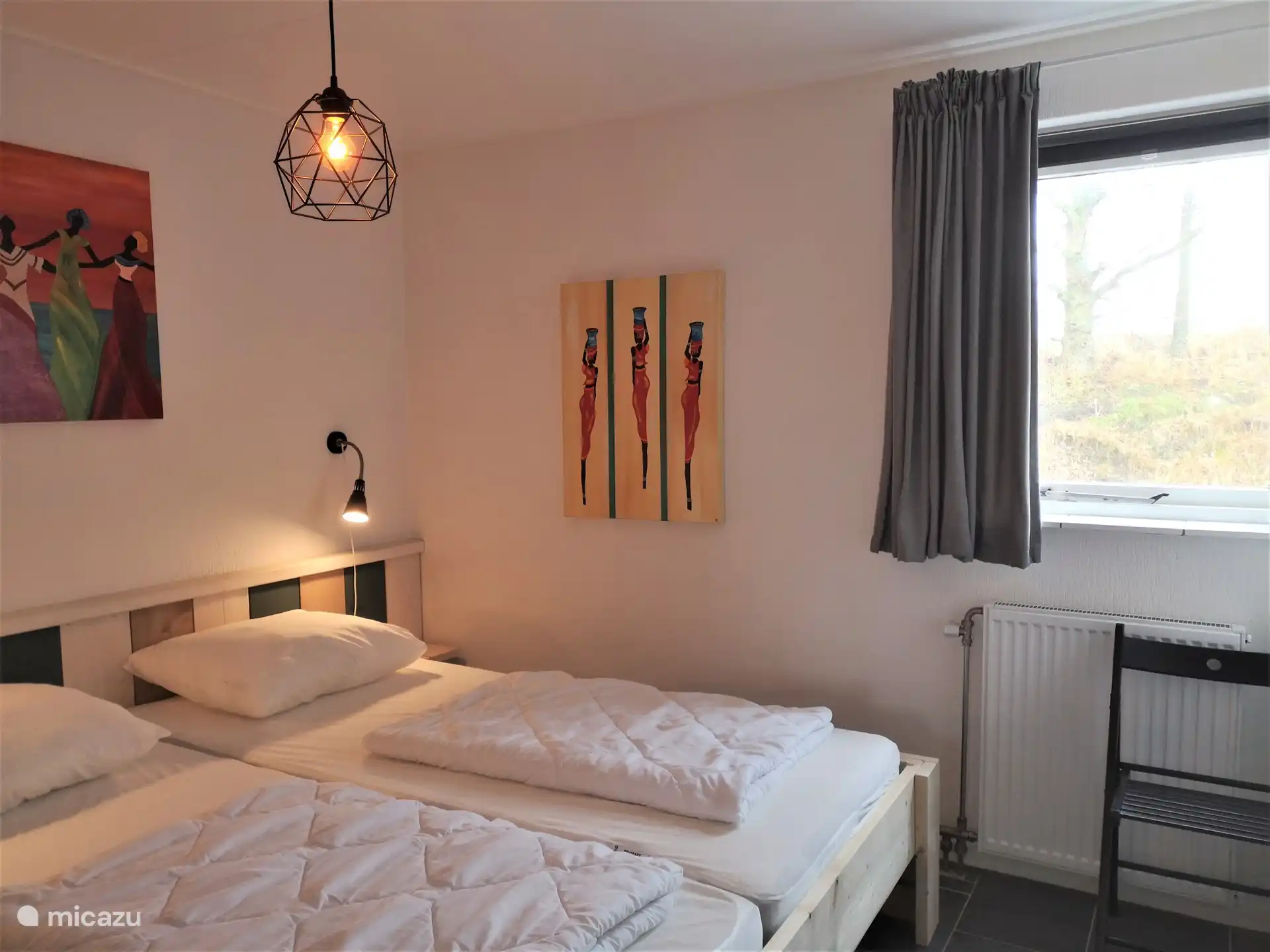 Erdgeschoss, 1. großes Schlafzimmer mit Bett (180x200)
Vorsitzender,
Hängeschrank, Fenster vorne im Haus.
