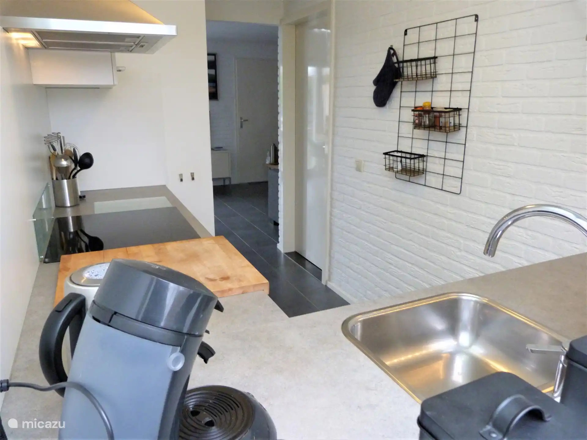 Küche mit Senseo,
Wasserkocher, Toaster, Abzugsventilator, Geschirrspüler, Induktionskoch.
Die Tür führt ins Schlafzimmer.