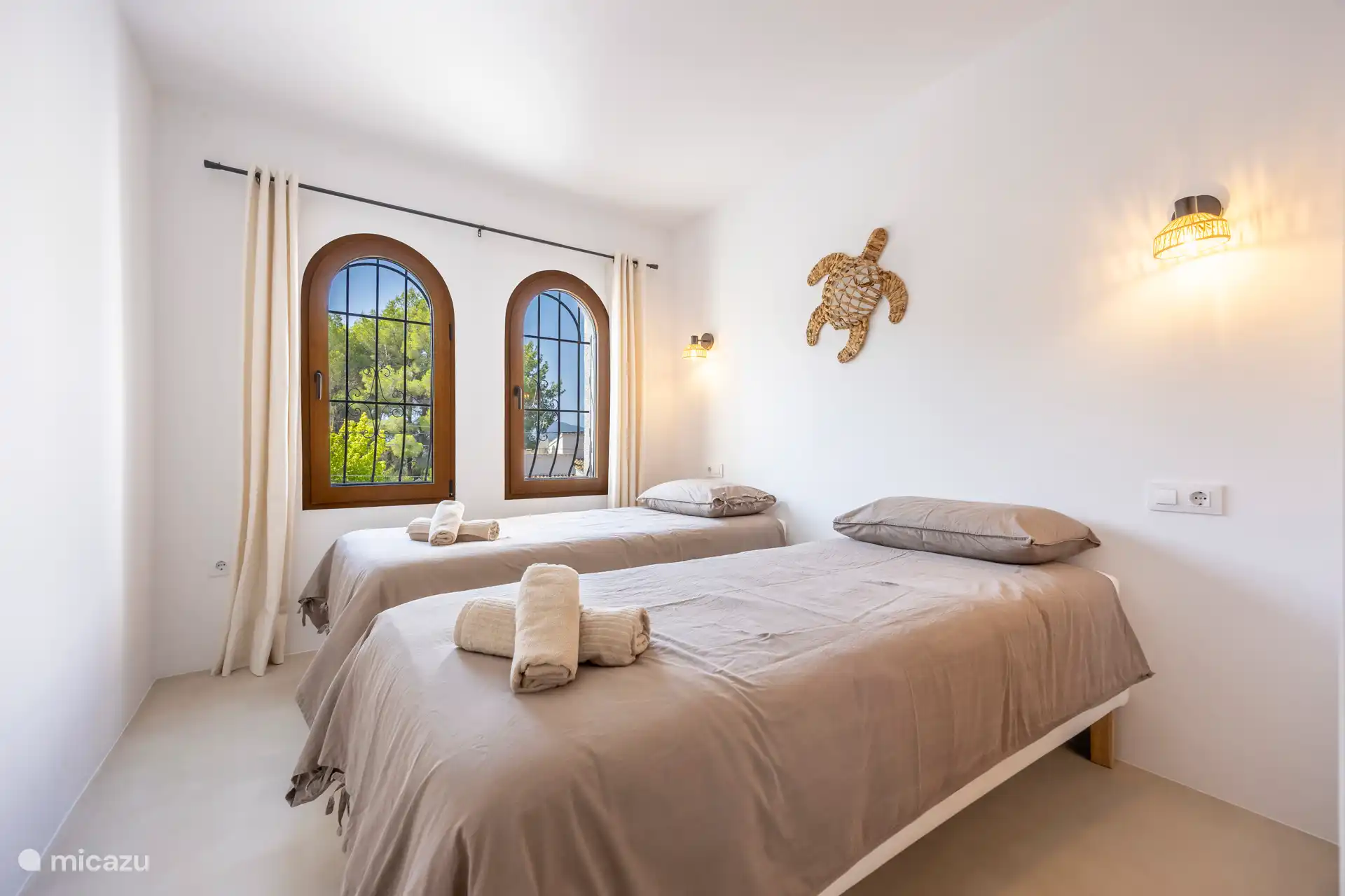 Schlafzimmer auf der Straßenseite mit 2x Einzelbett (2x 90x200). 
