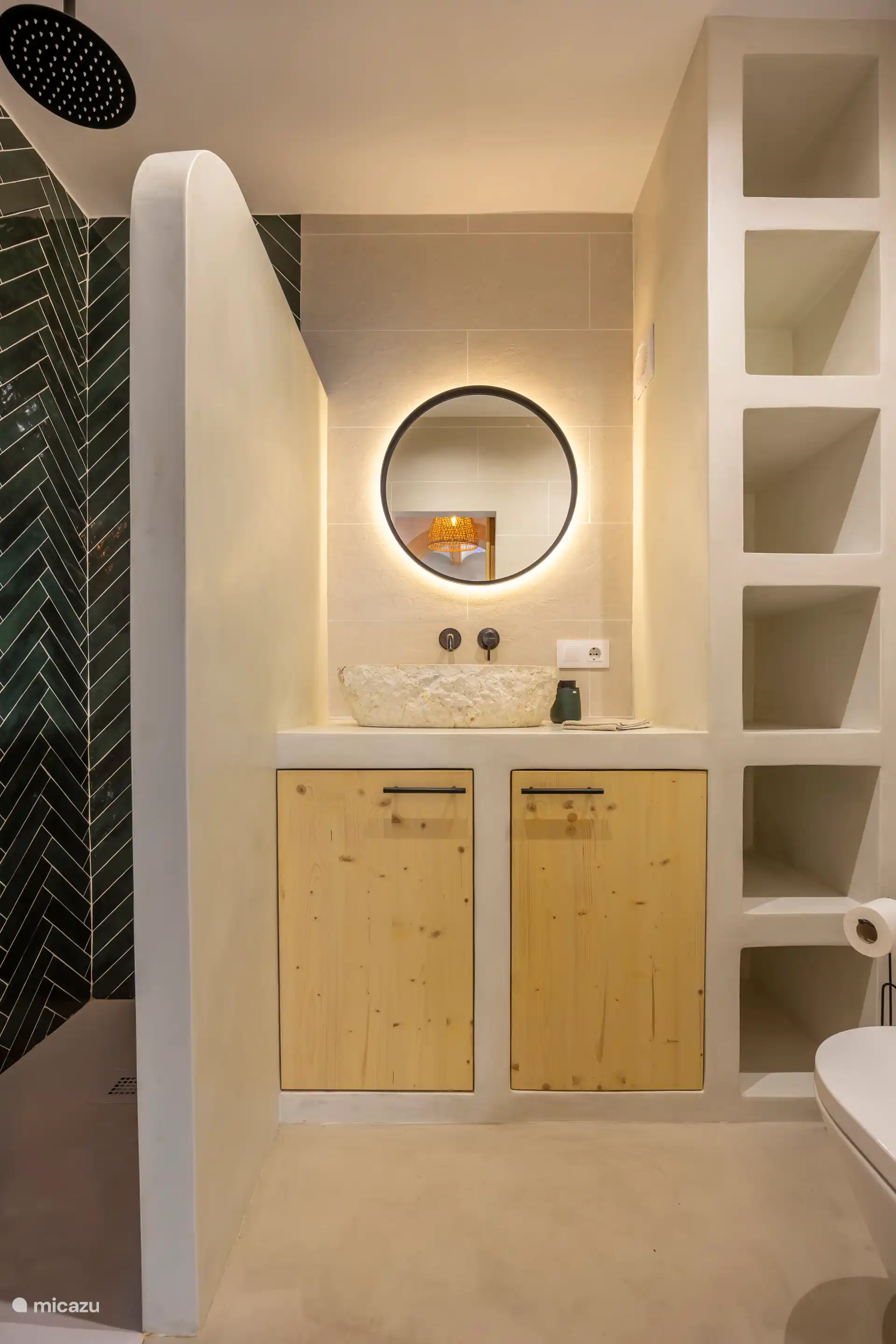 Badezimmer mit begehbarer Dusche und Toilette. 