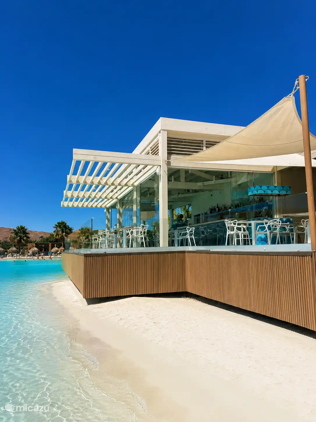Restaurant / bar at 200 meters