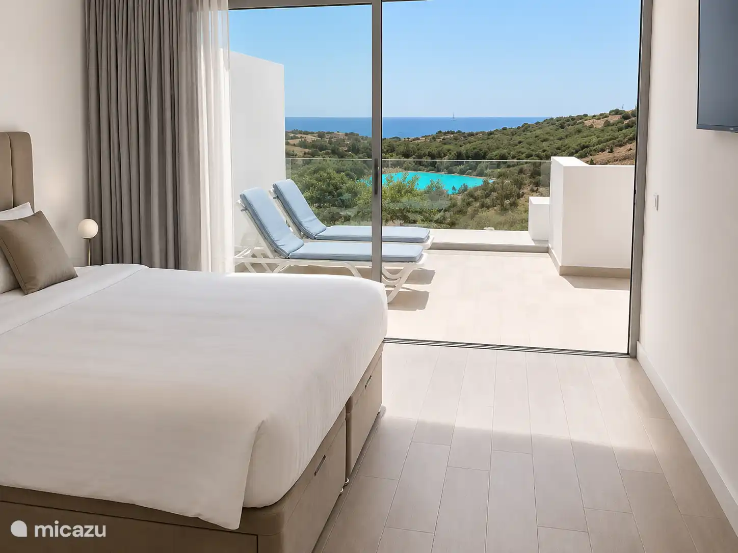 Bedroom with access to terrace