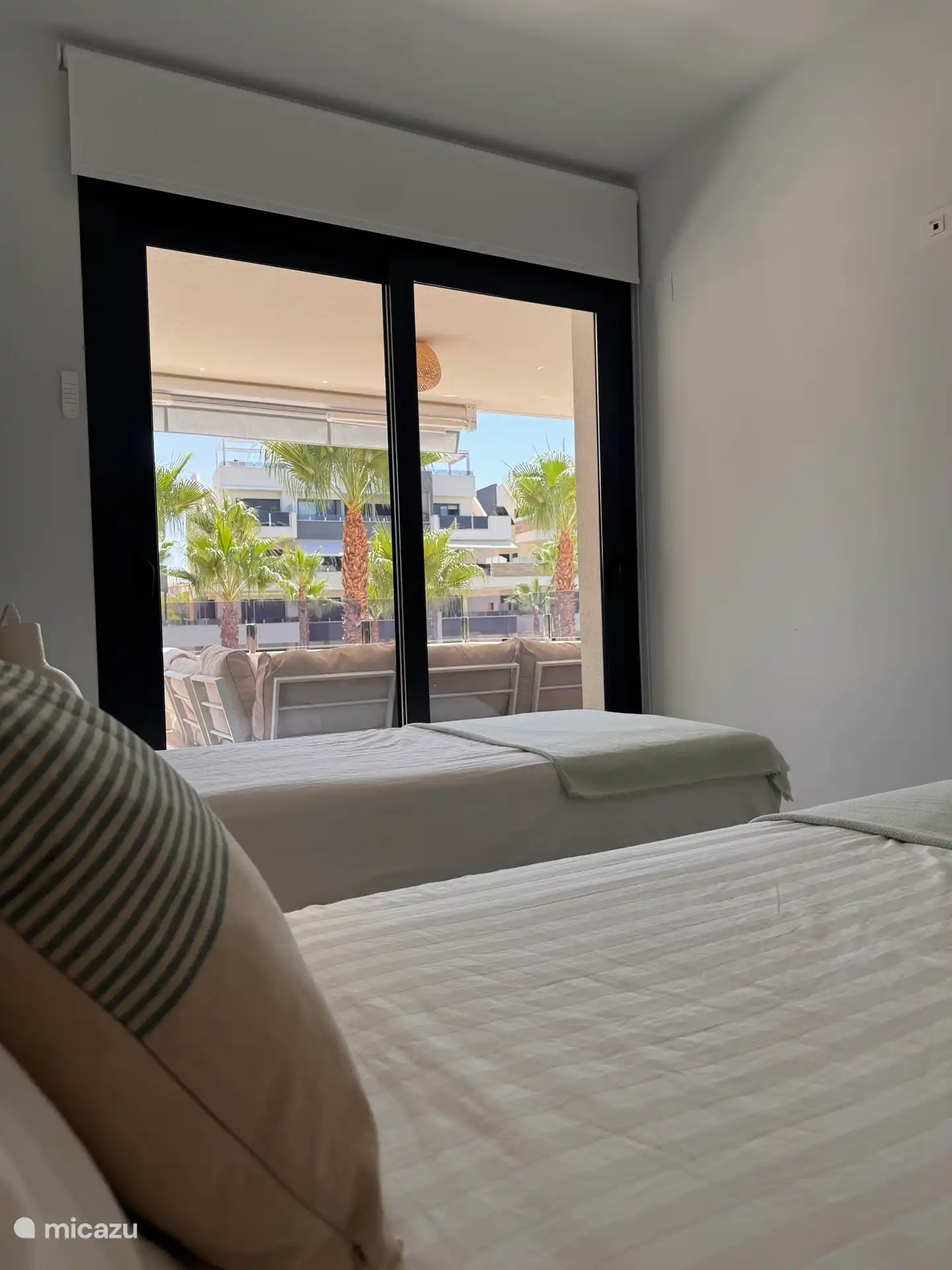Dormitorio 2, con puerta corredera a la terraza