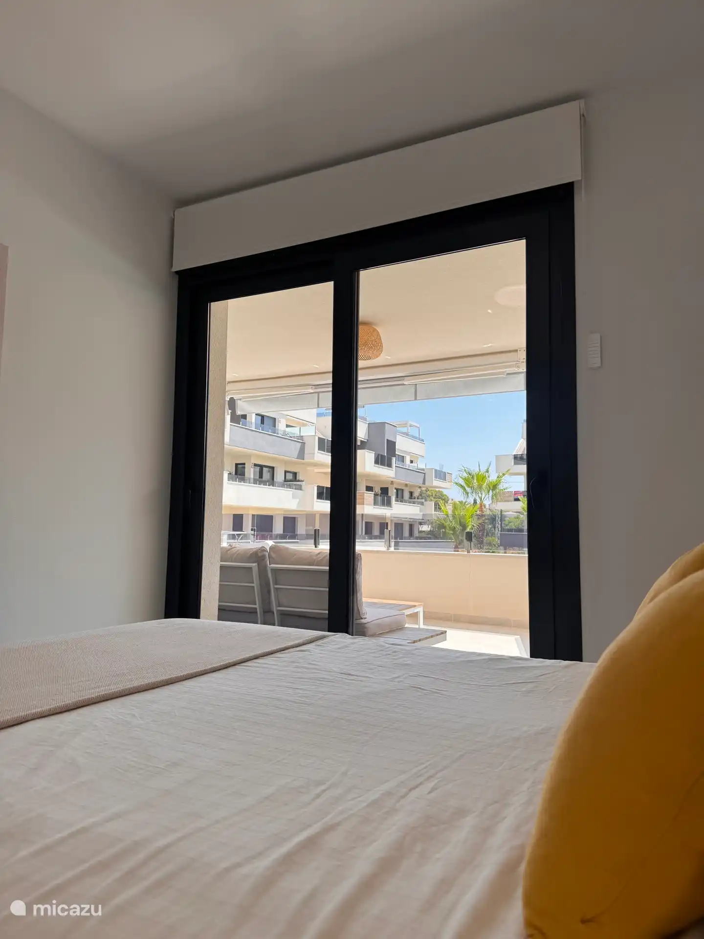 Dormitorio 1 con puerta corredera a la terraza