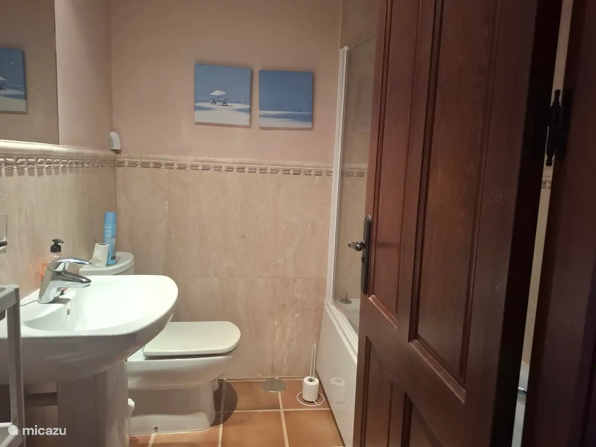 Badezimmer mit Whirlpoolbad 