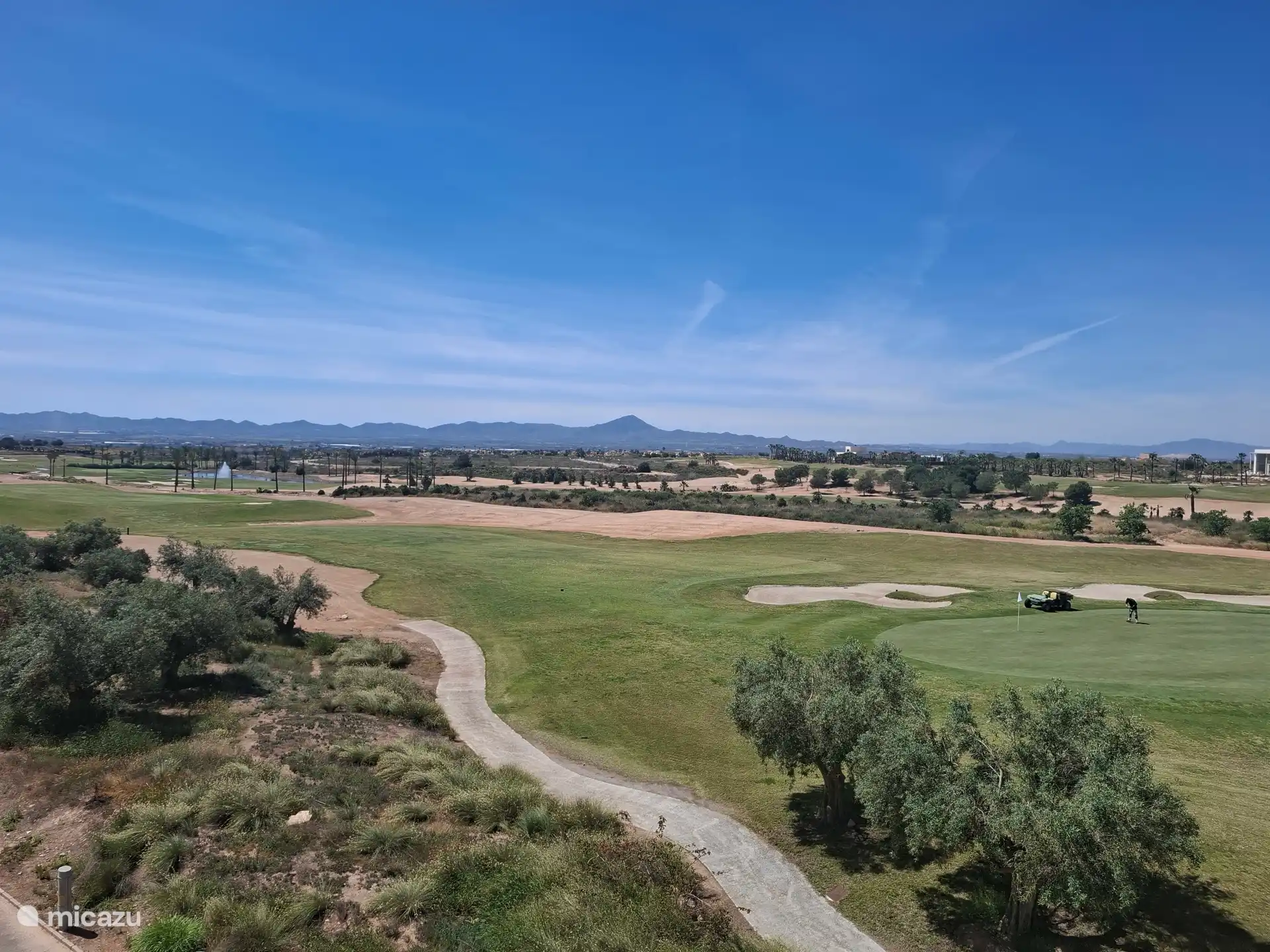 Loch 1 auf dem Golfplatz. Es handelt sich um einen 18-Loch-Golfplatz 