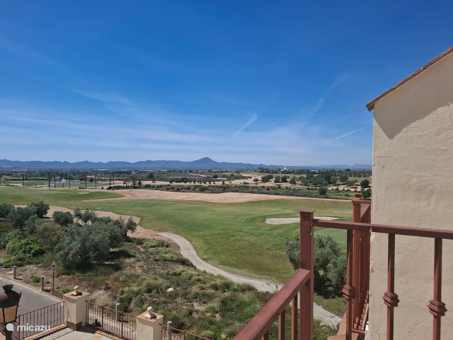Ausblick über den Golfplatz und die Berge 
