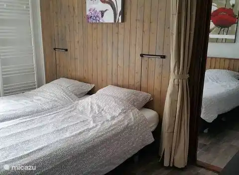 El dormitorio 2 es una habitación que pasa por el dormitorio 3, pero se puede cerrar con una puerta, en el piso de arriba