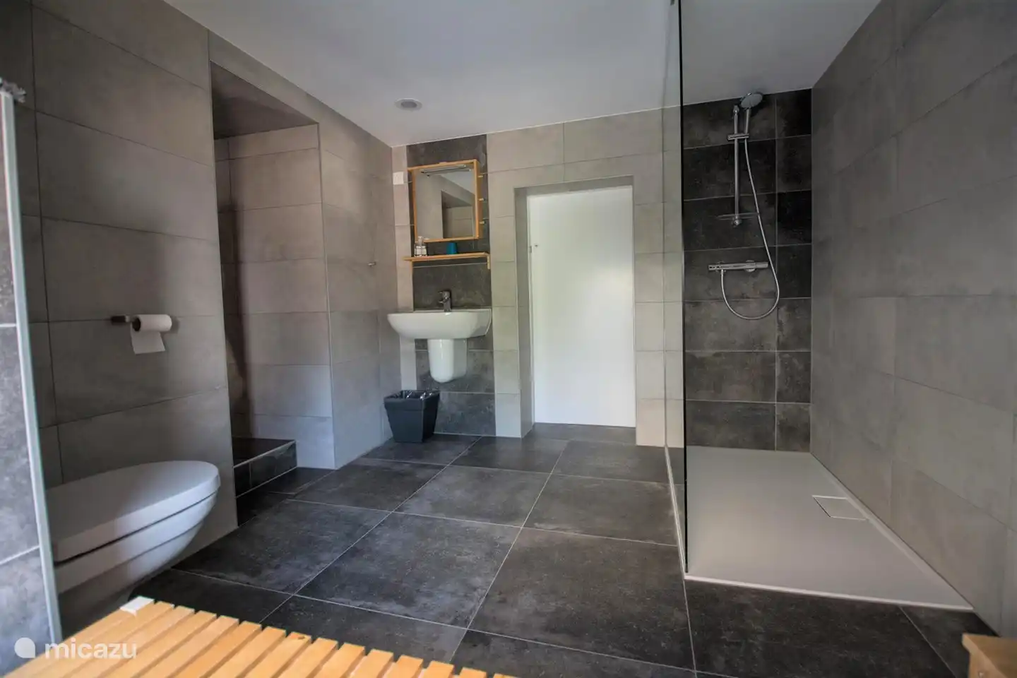 Baño moderno con calefacción por suelo radiante y ducha a ras de suelo