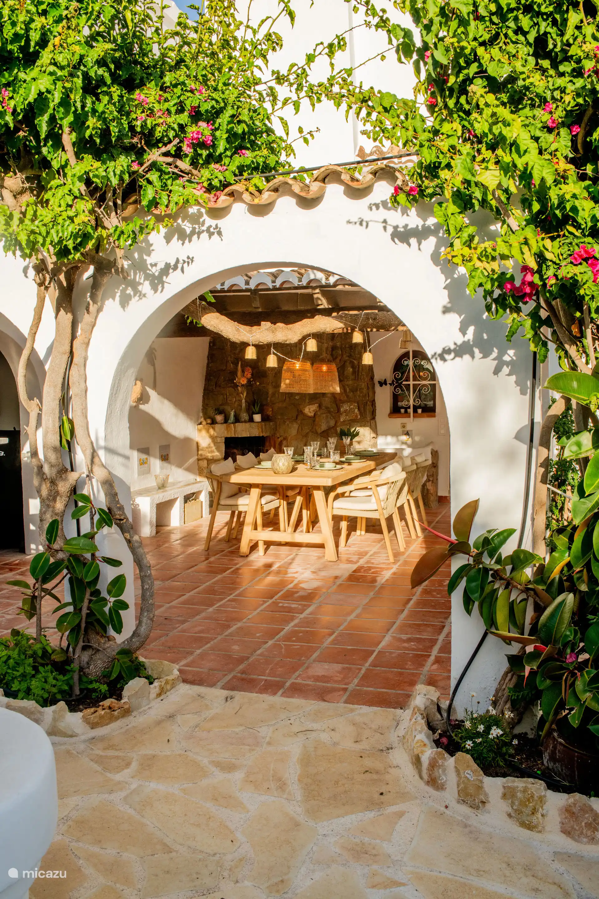 Naja (terrace) with dining table