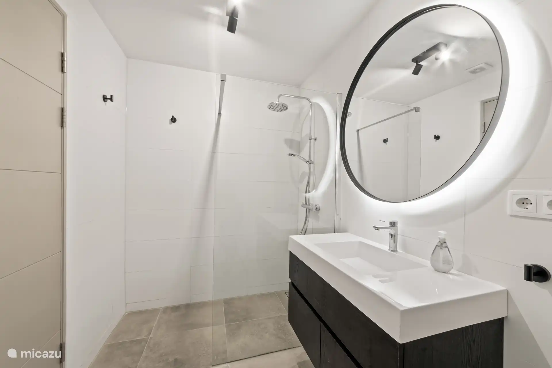 Bathroom 3 (upstairs)