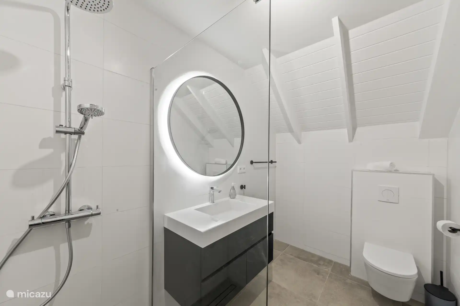Bathroom 3 (upstairs)