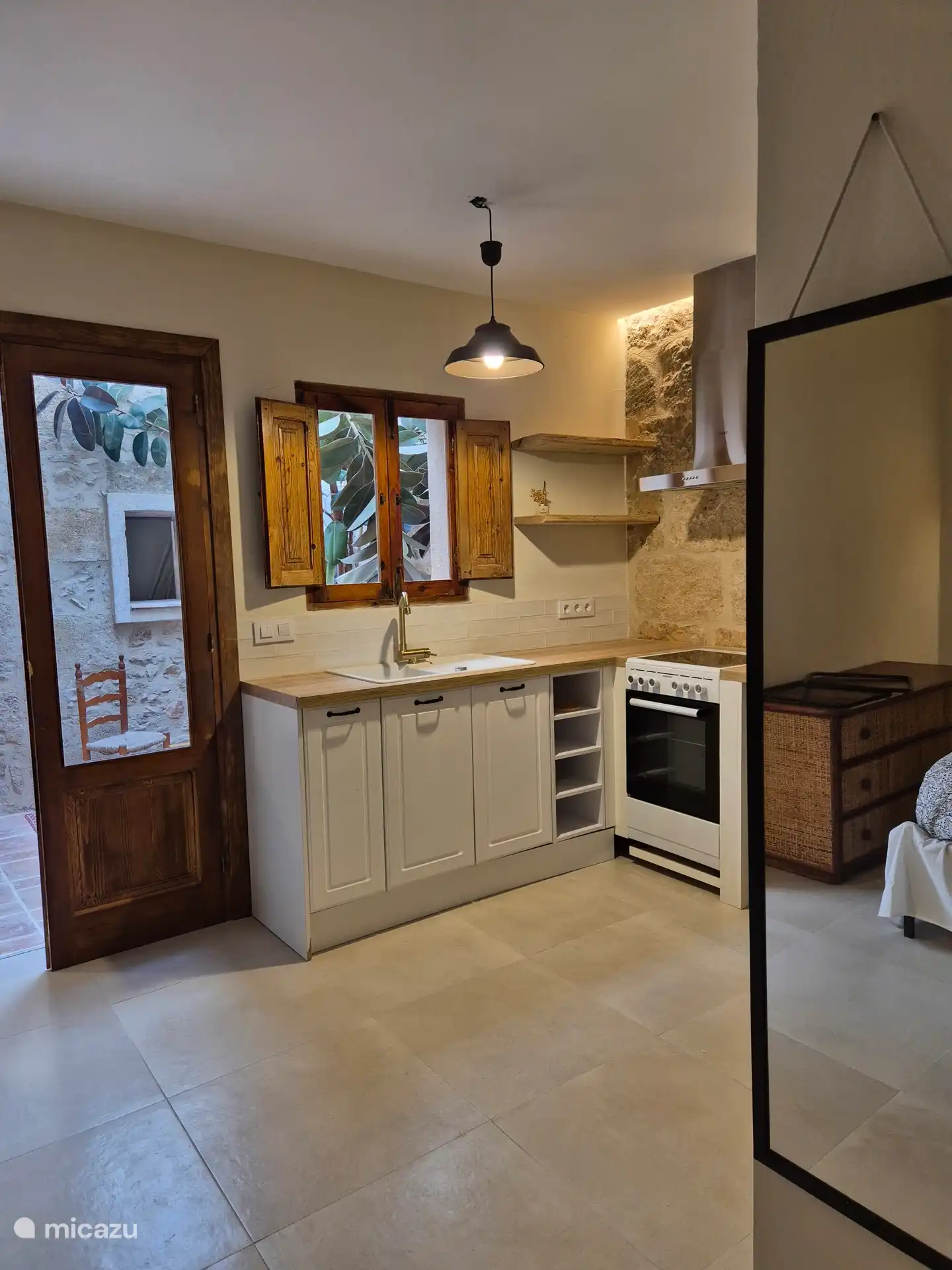 Studio avec cuisine et champignon