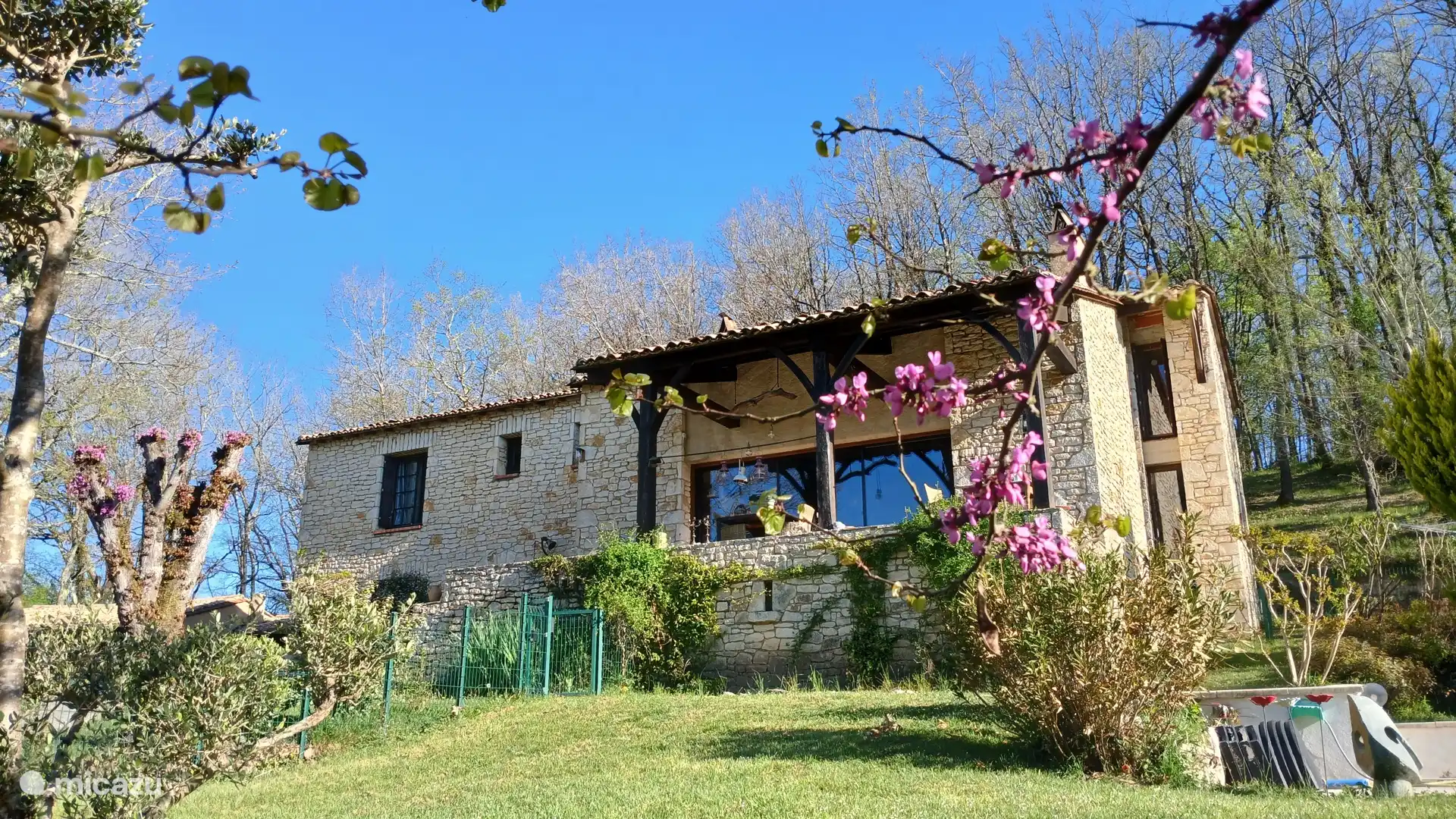 Vue de toute la maison au début du printemps
