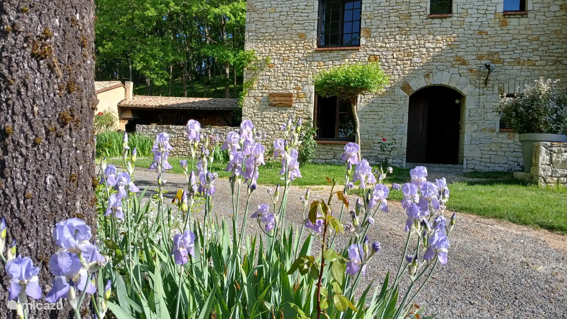 Vue de la gîte avec la porte d’entrée