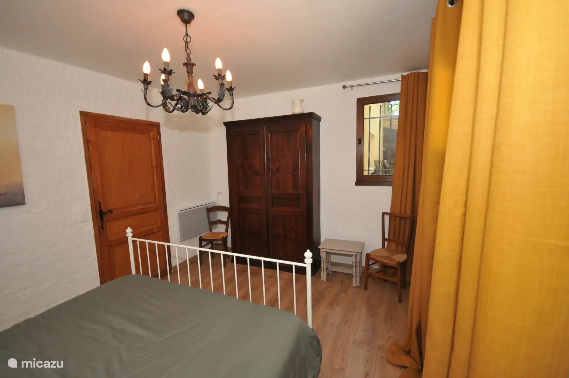 chambre avec lit double de 1,60 par 2,00 m, armoire et miroir en pied.
