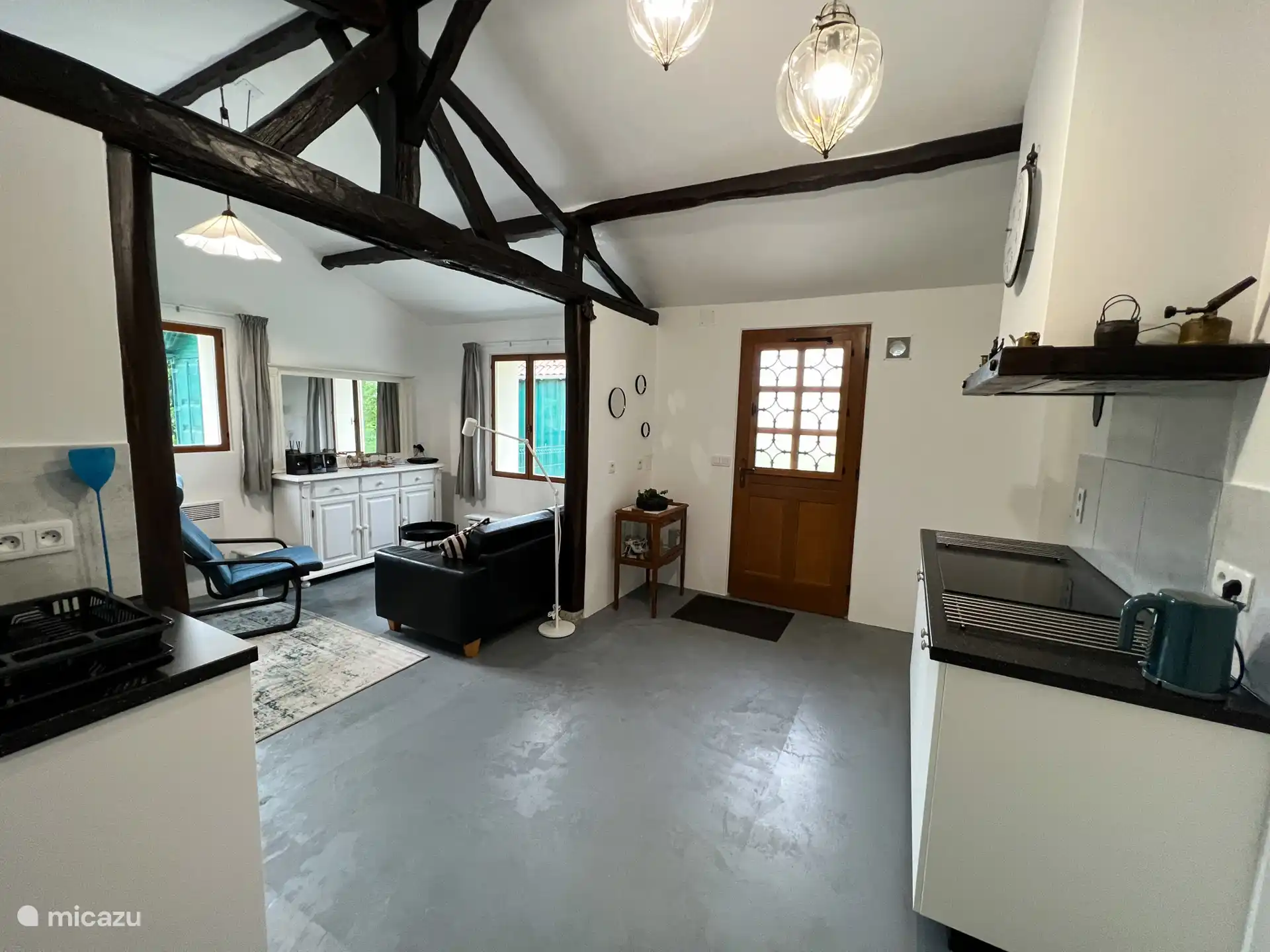 Keuken en kamer overzicht met voordeur van de gîte.