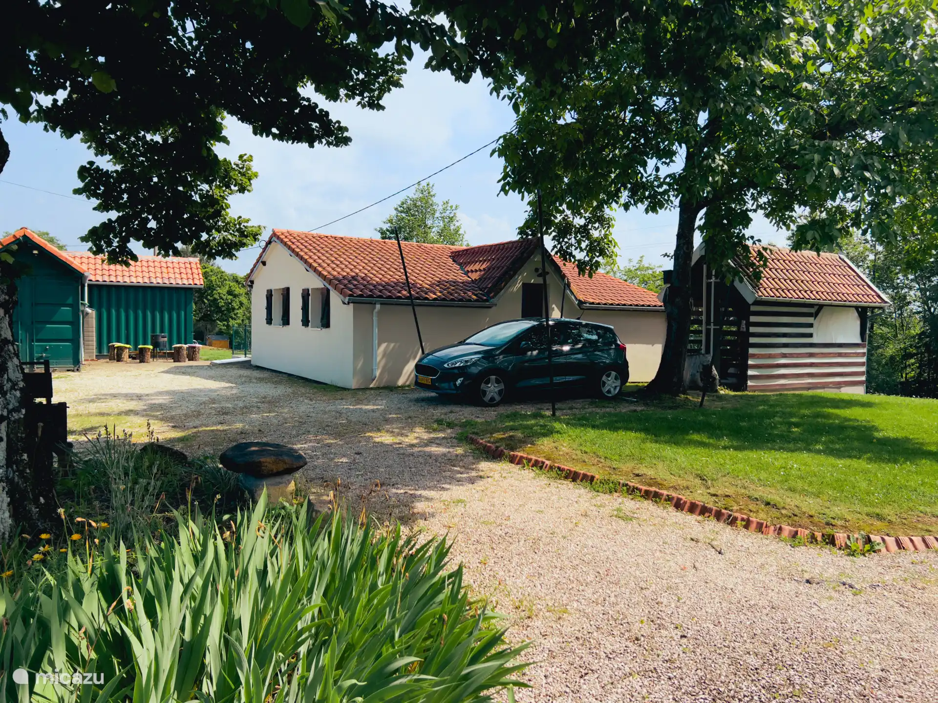 Parkeerruimte bij de gîte voldoende.