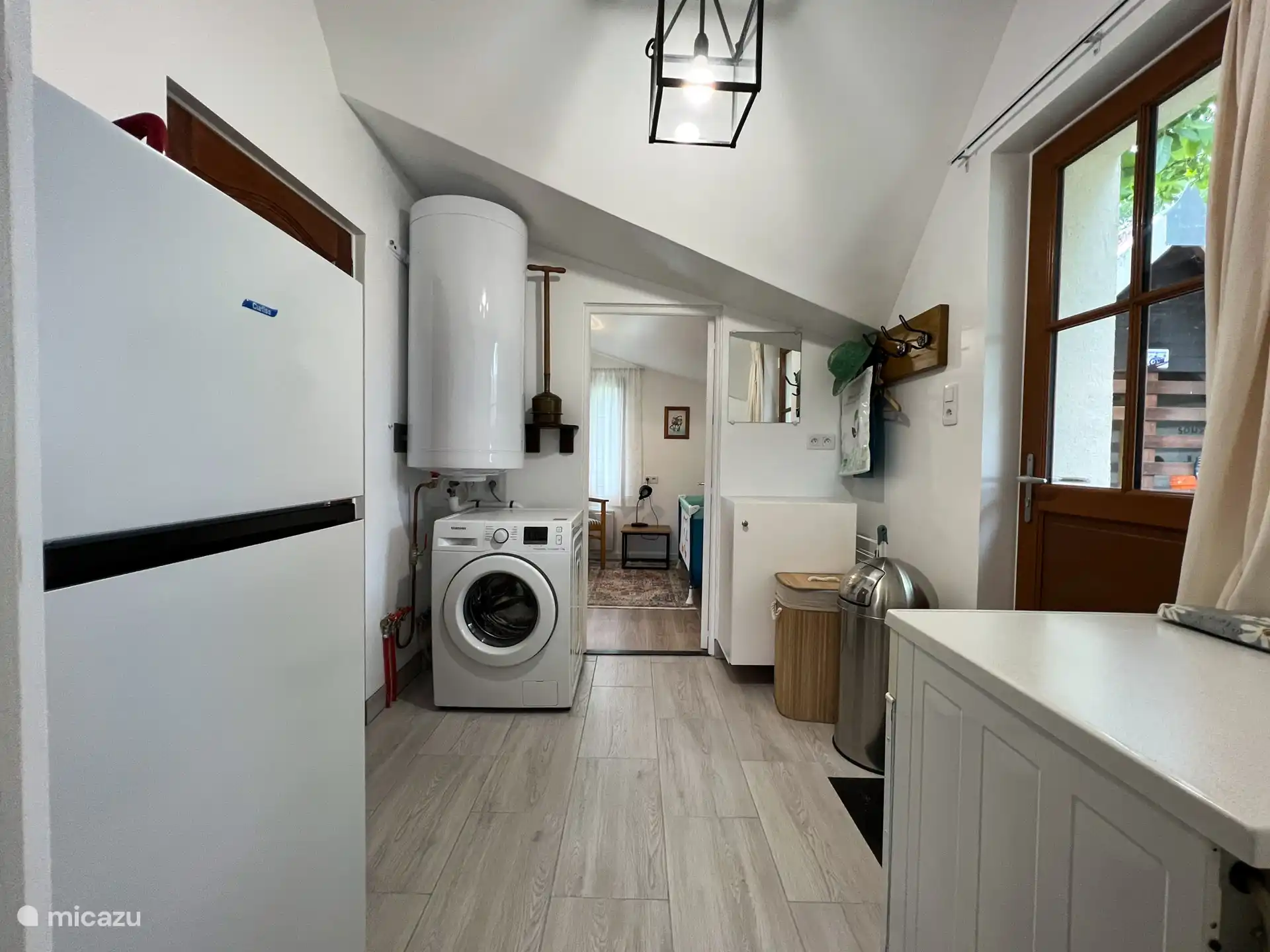 Bijkeuken met slaapkamer.
