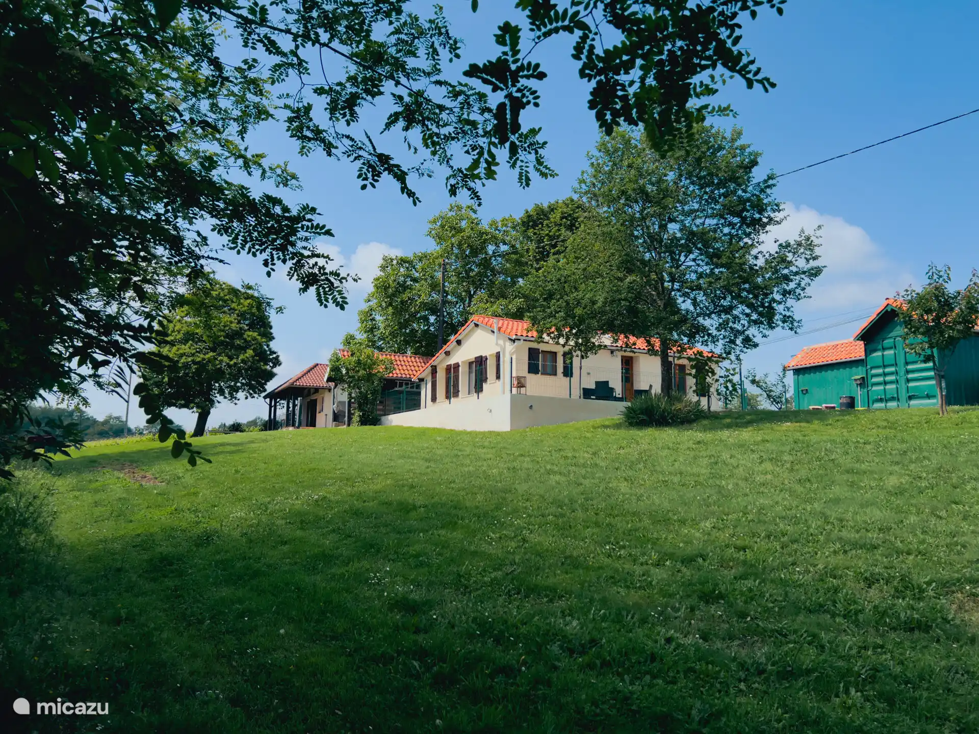 Gîte met terras, berging en grote tuin.