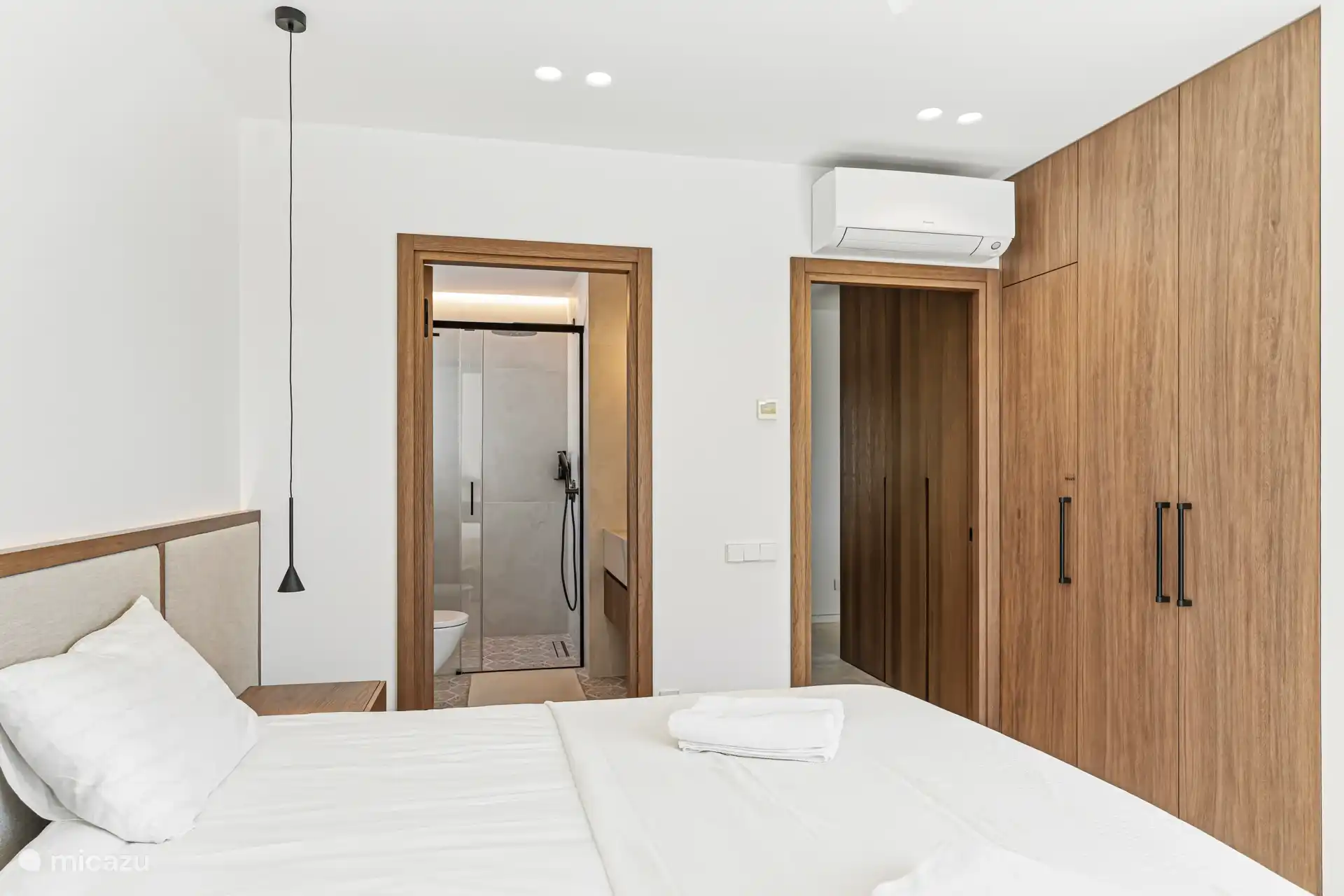Dormitorio en la segunda planta con baño