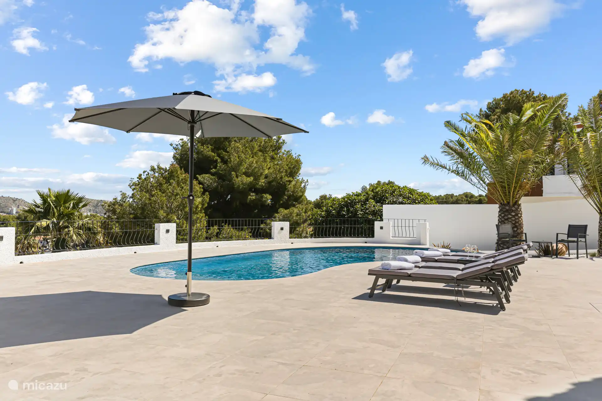 Piscina y zona de descanso