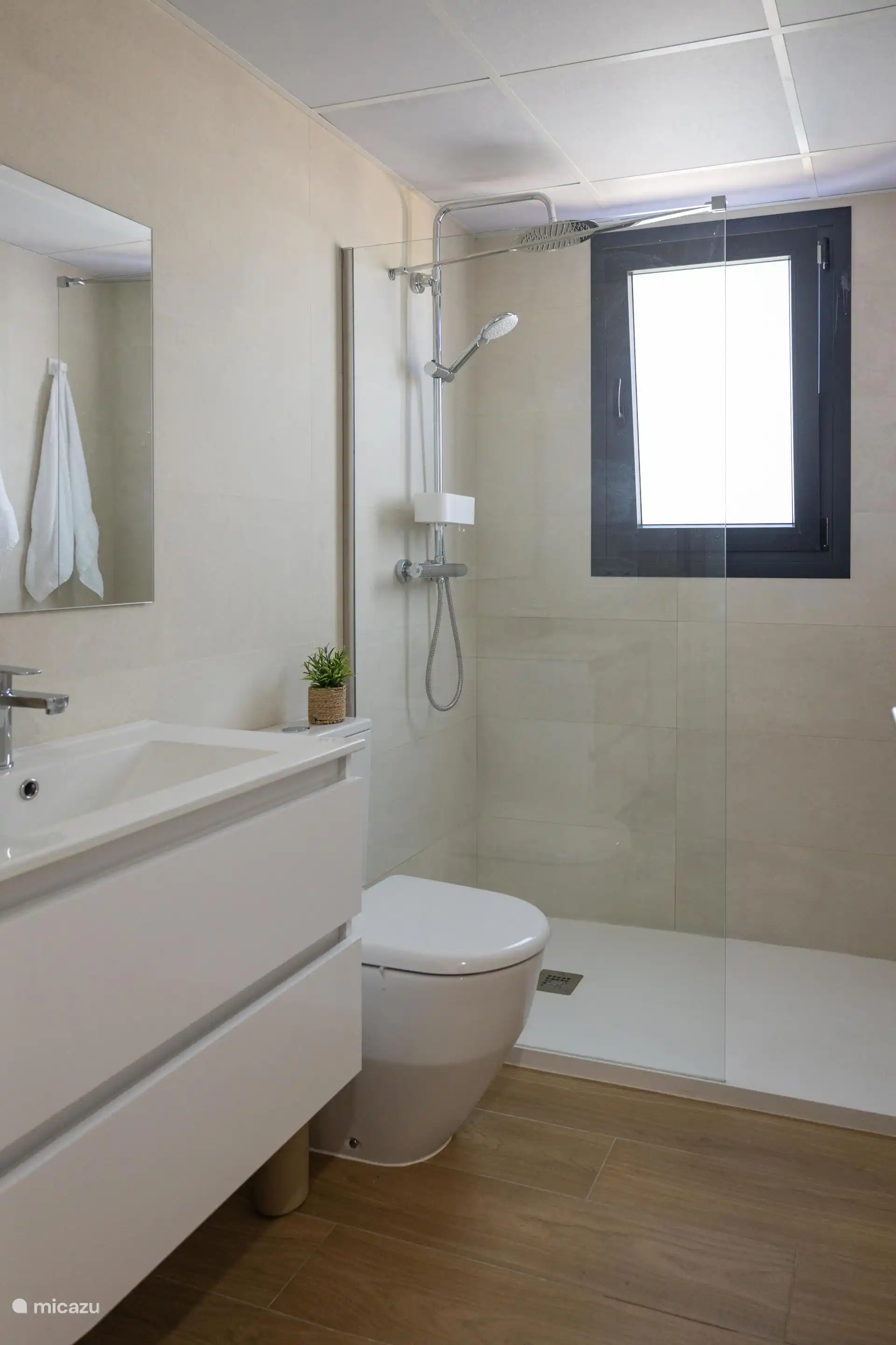 Badkamer één met inloopdouche