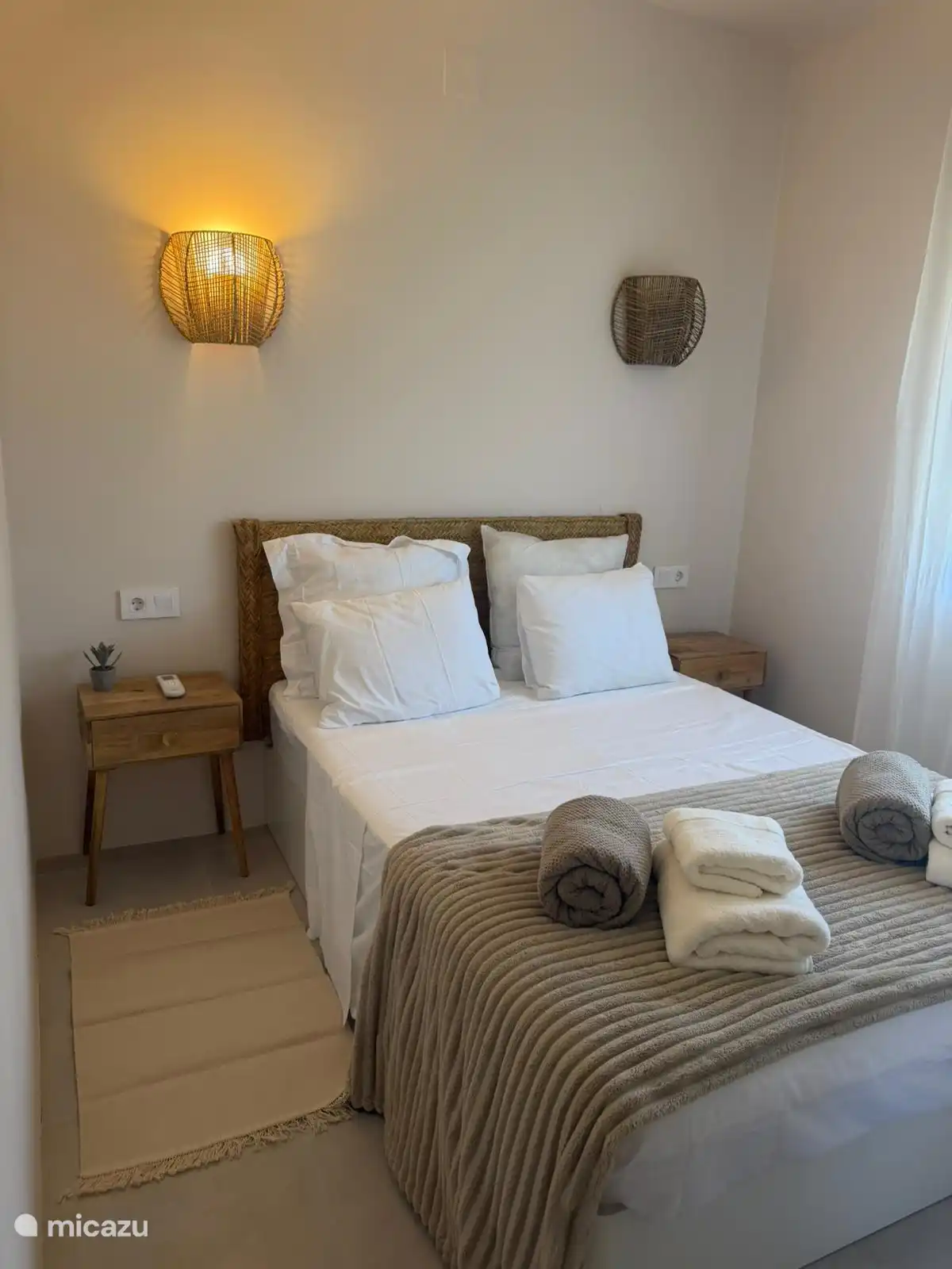 El dormitorio con una linen de algodón muy suave, perfecto para dormir por la noche.