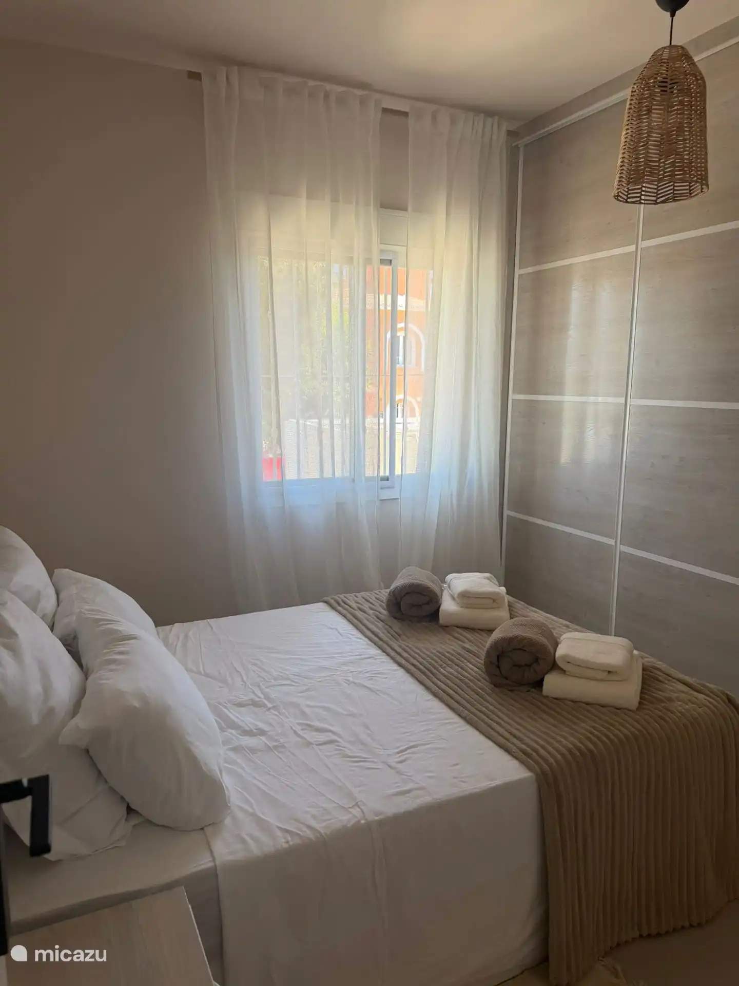 el segundo dormitorio con un armario espacioso.