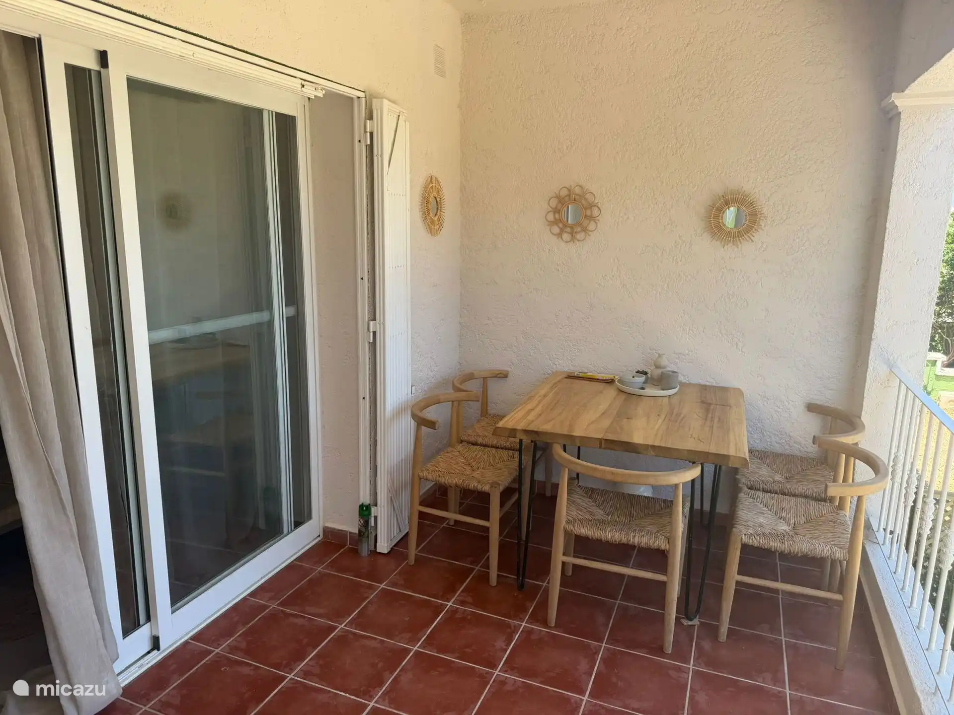 La terraza cubierta al aire libre, la Naya, perfecta para los días lluviosos.