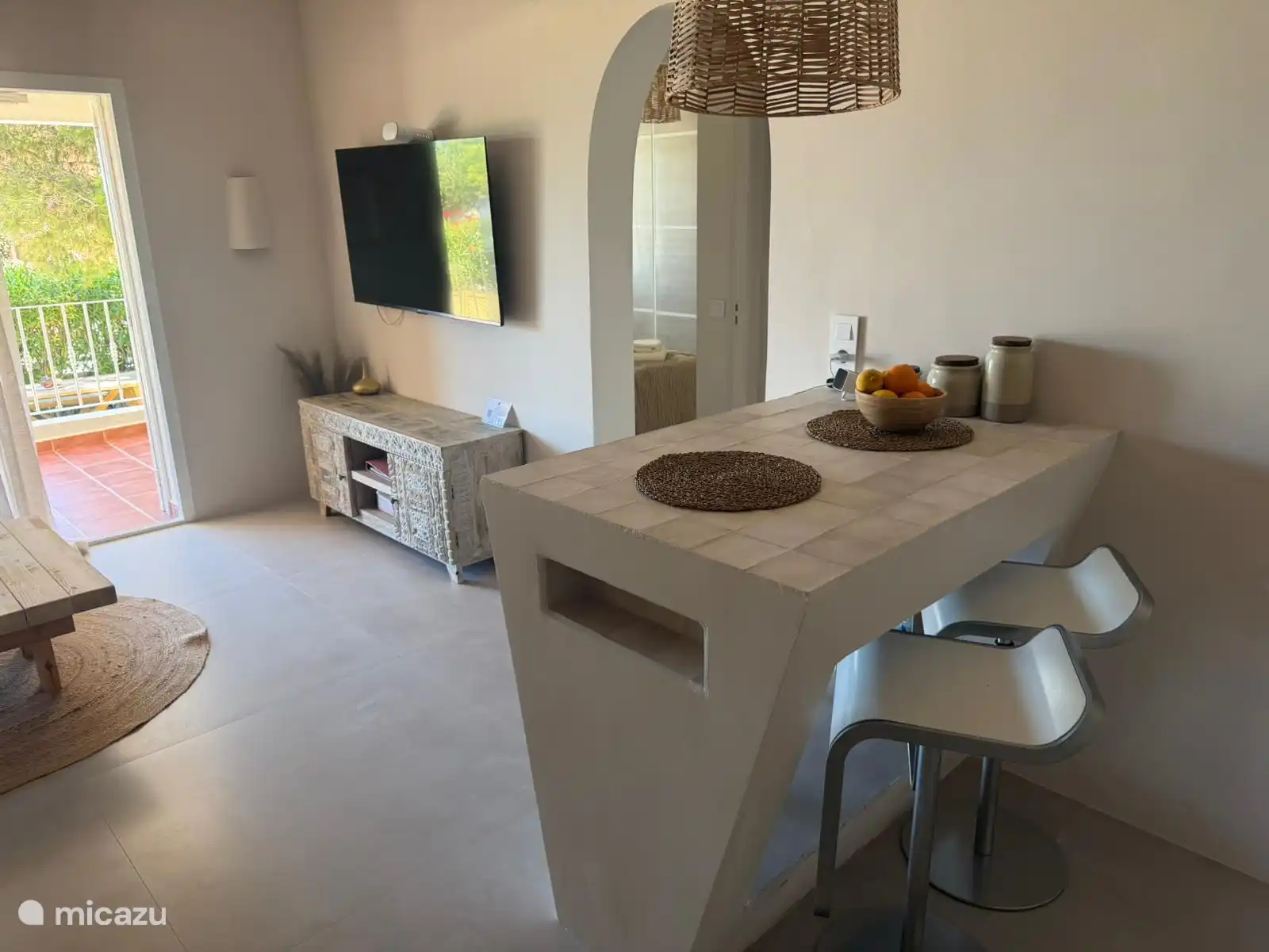 La cocina del salón con espacio abierto y el pasillo del desayuno.