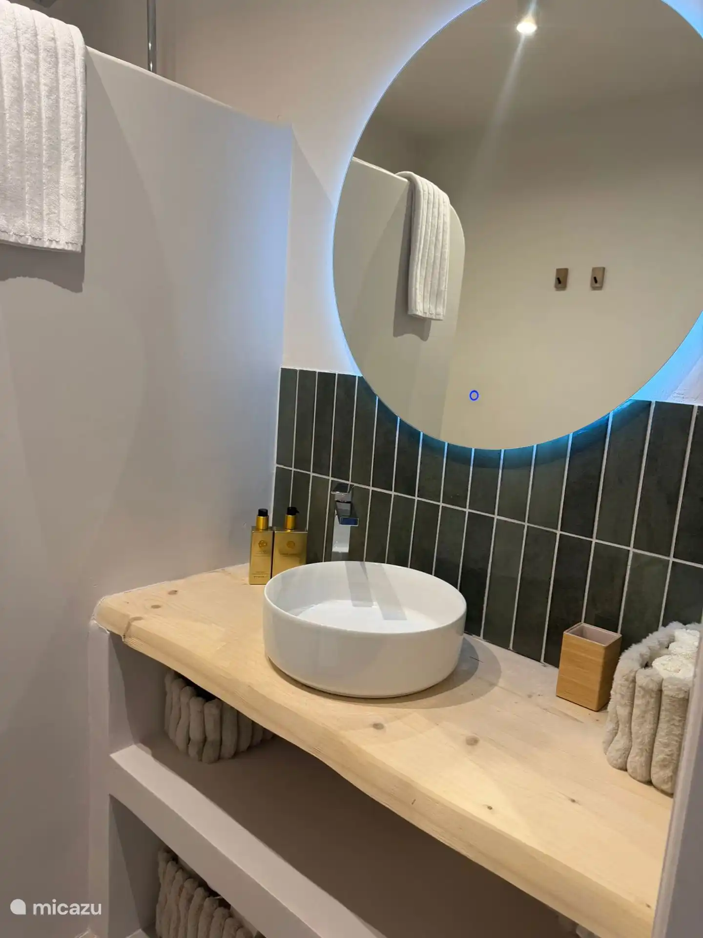 el baño con una ducha espaciosa, y preparado con tareas básicas y toallas para una estancia estupenda.