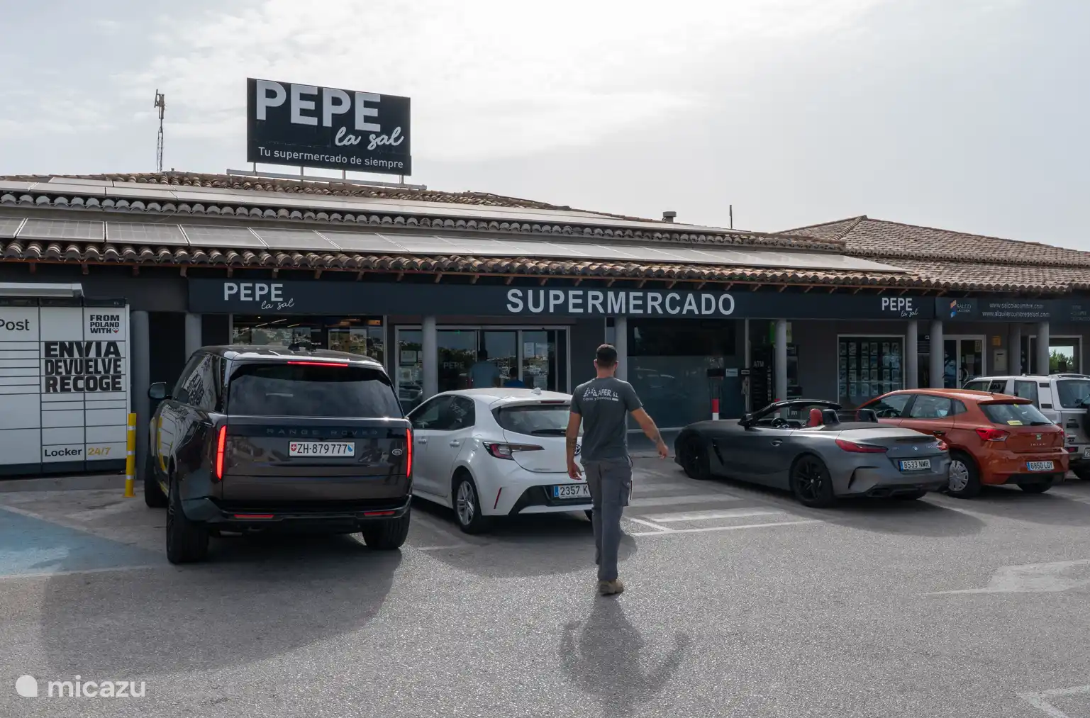 Un supermercado abierto los 365 días del año a una distancia a pie de 7 minutos.