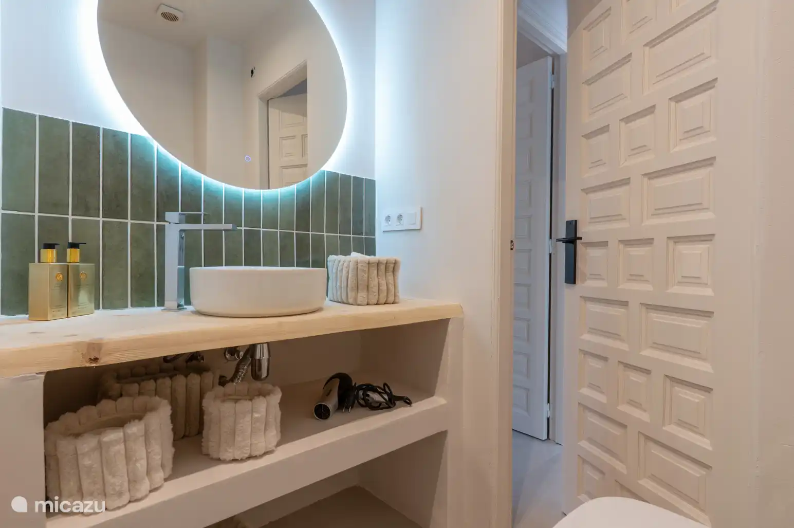 Mucho espacio de almacenamiento en el baño