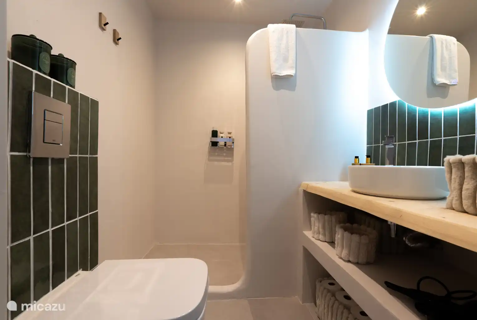 El baño con ducha y todo para que te sientas mimado, toallas, champús y gel de ducha.