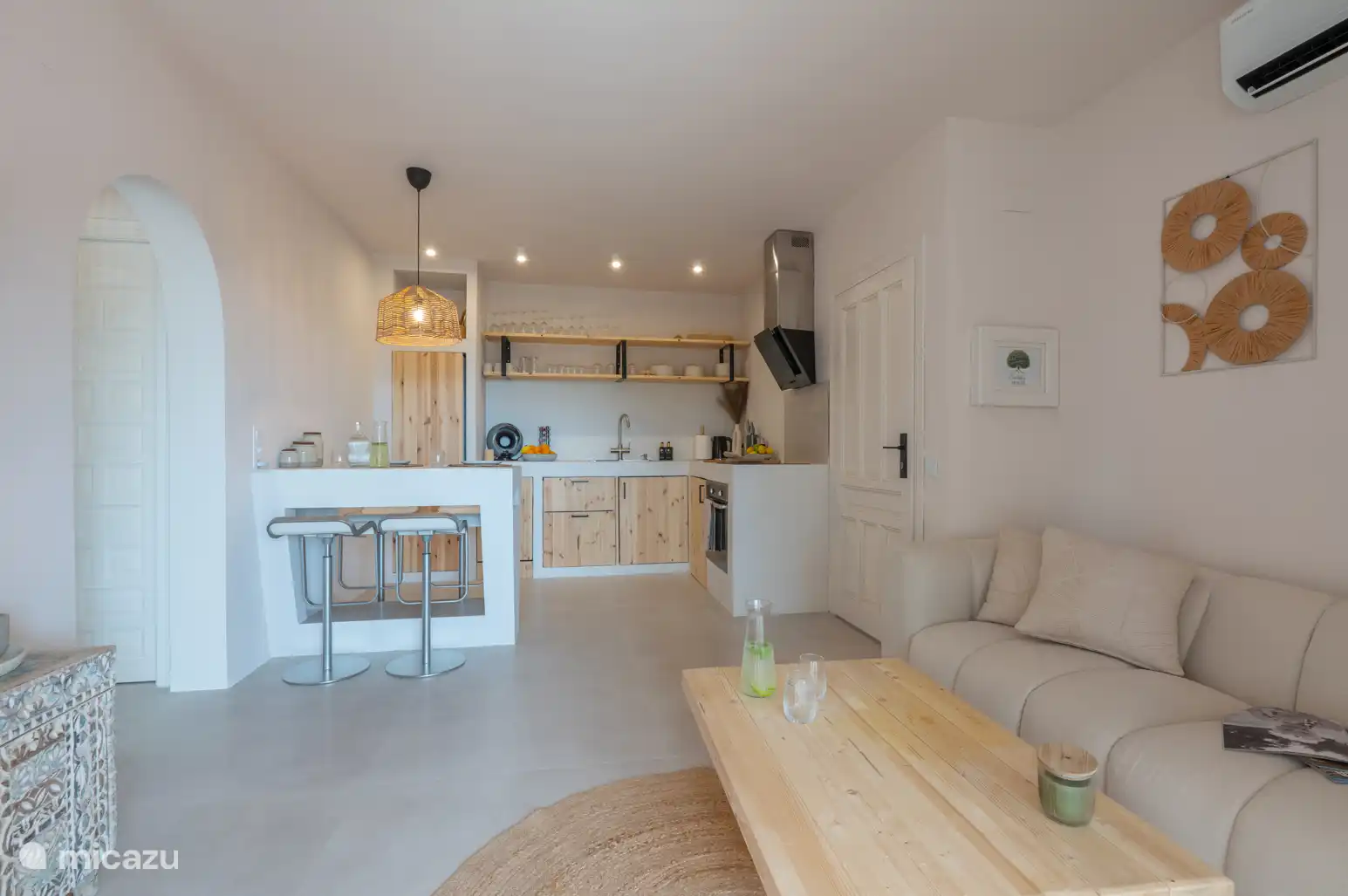 La cocina de espacio abierto está equipada con todo lo que puedas necesitar para tus comidas