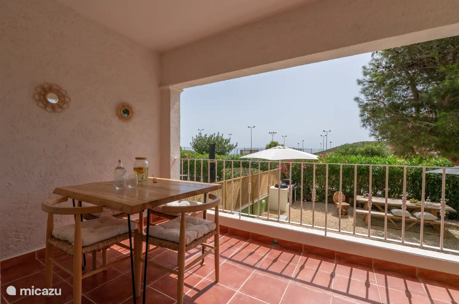 la terraza cubierta exterior