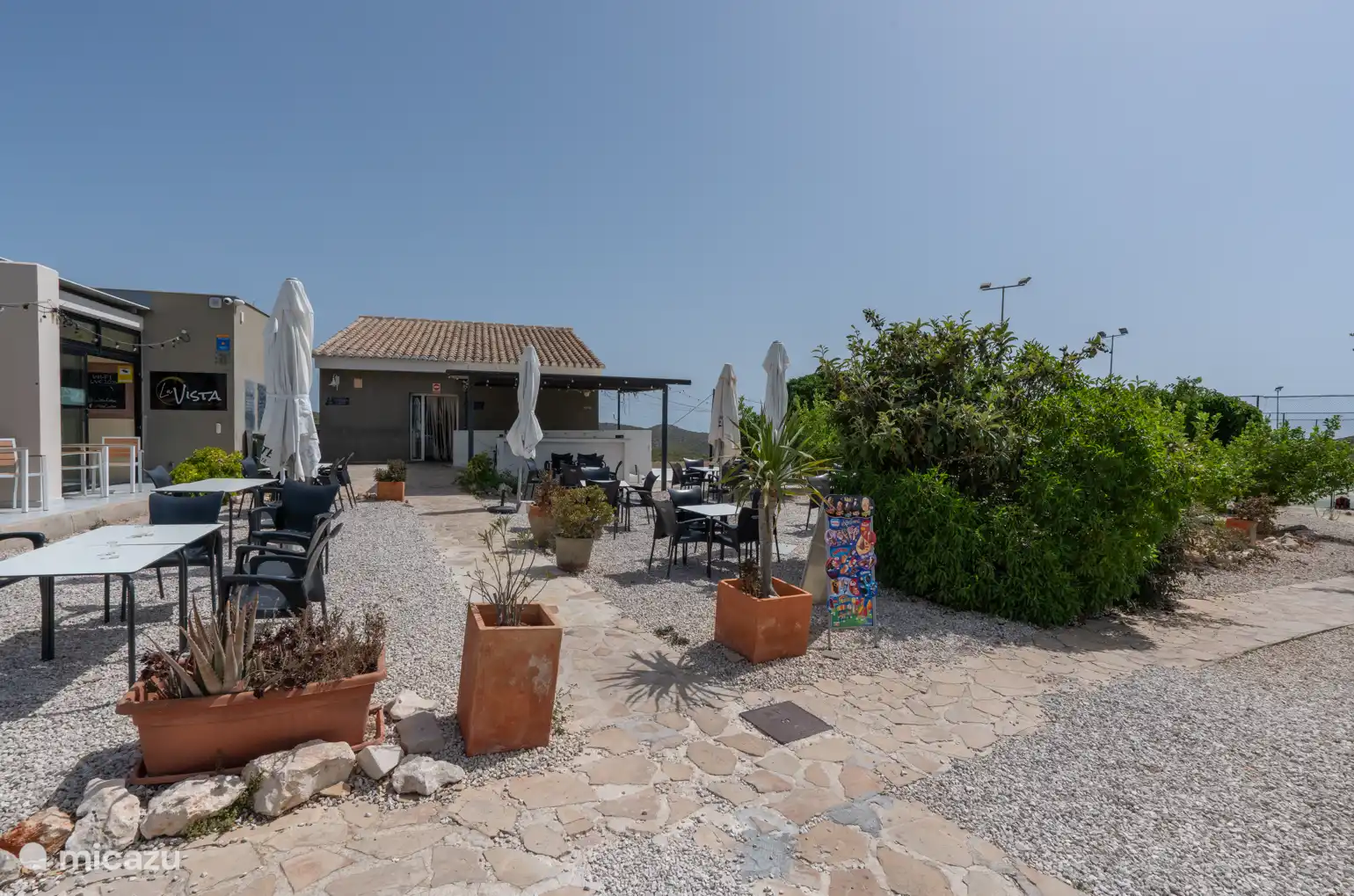 La Vista, el bar-restaurante con buena comida y ambiente justo al lado de la propiedad