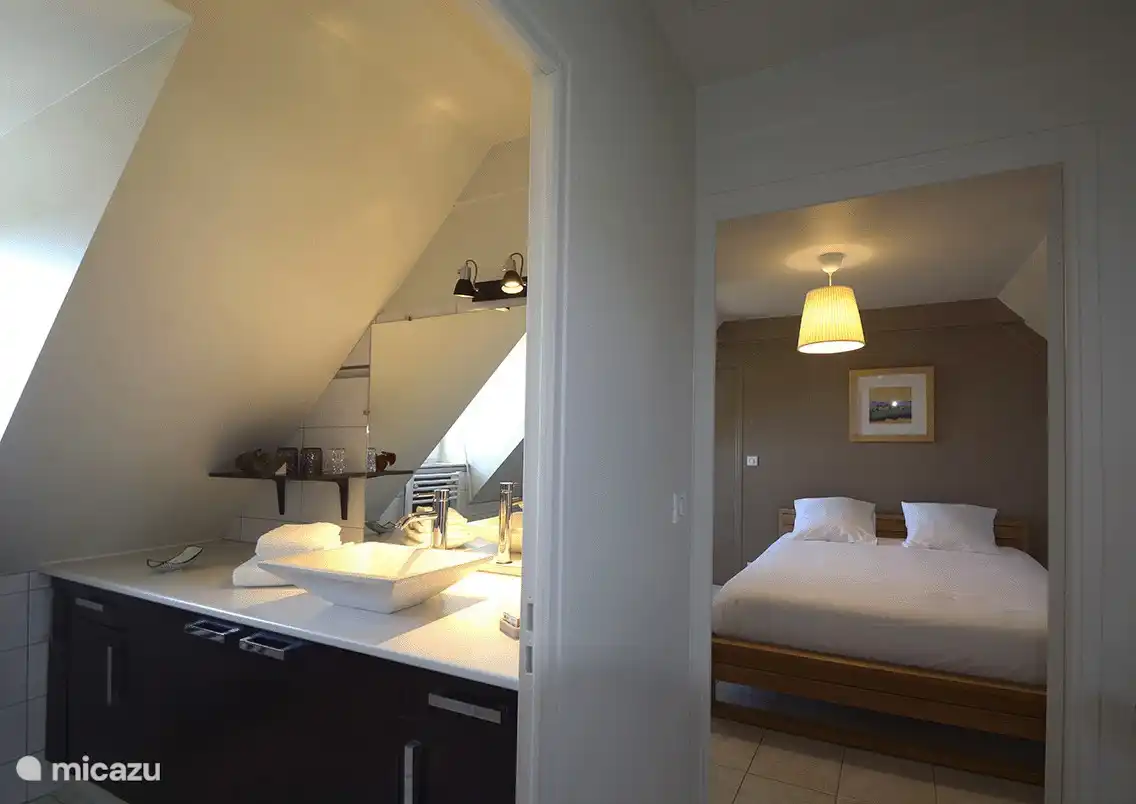 Slaapkamer en badkamer grande gîte