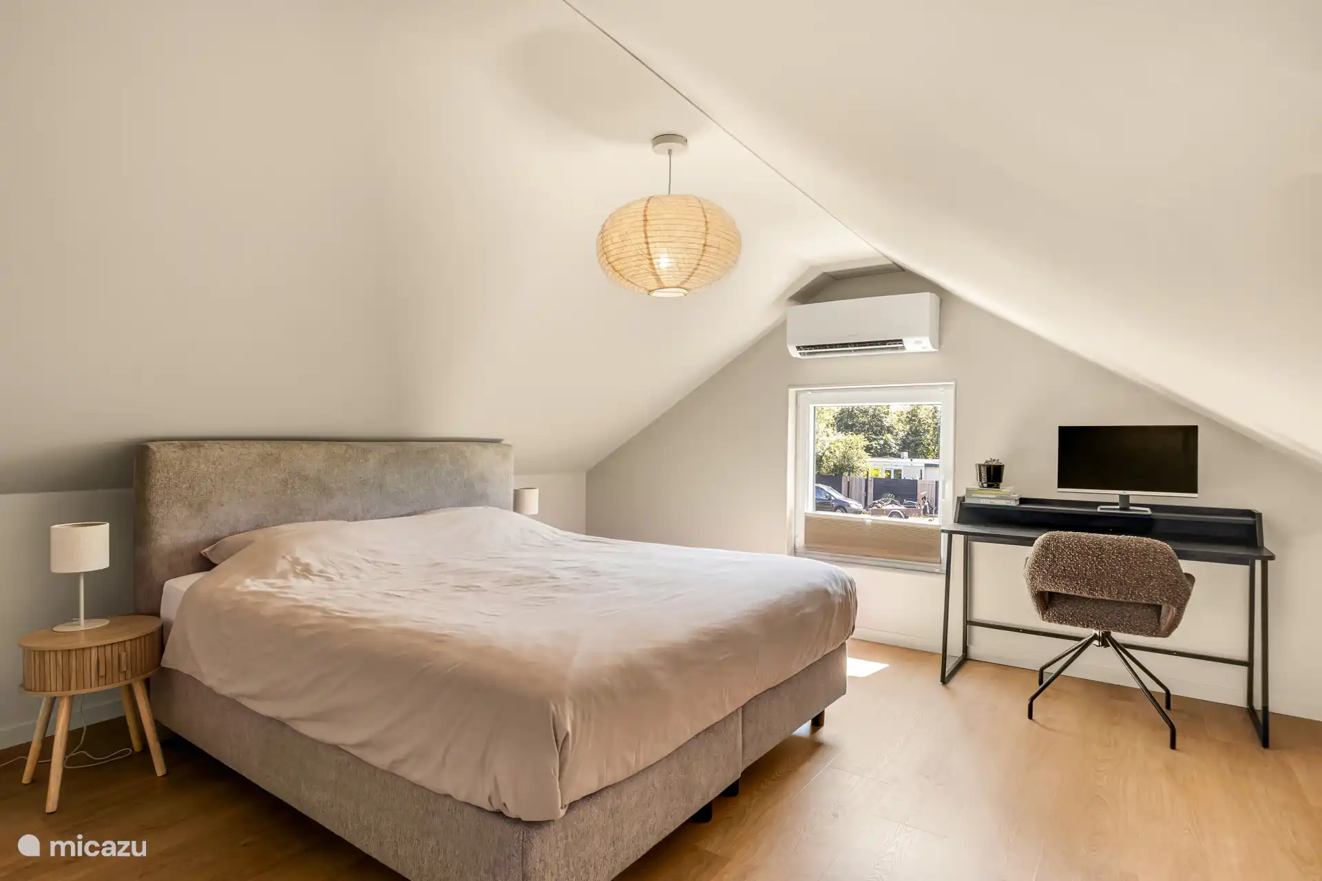 Dormitorio con espacio de trabajo