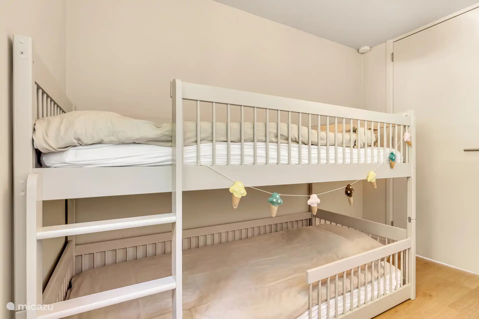 Habitación infantil con literas